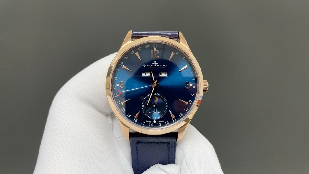 NO:393059,[TWFactory wall crack recommendation] Jaeger-lecoultre launched the Master Calendar 1558420 series watch!  1. I hired a watchmaker to pass countless tests in two years, and hundreds of movements were damaged during this period. From week, moon phase, to calendar and month, I restored the characteristics of genuine watchmaking one by one, showing its timeless charm in a slightly different way!  2 Jaeger-LeCoultre Calendar Master 1558420 series, the two windows at the twelve o'clock display the week and month respectively. The sub-dial of the watch at the 6 o'clock position can read the moon phase display, and the clock is displayed at the edge position!  3 The front and back of the watch are made of sapphire crystal glass!  4 belts are made of imported Italian cowhide, and the clasp is made of original folding buckle made of the same material as the case!  The 5 movement is equipped with an 866 automatic winding movement just like the genuine one, which restores the authenticity to the maximum energy level!  TW Factory's craftsmanship welcomes your taste, jaeger-lecoultre,cowhide19860909【TWFactory墙裂推荐】积家Jaeger-lecoultre(积家) 推出 Master Calendar日历大师1558420系列腕表！ 1聘请制表师傅通过两年无数次测试,期间损坏机芯上百个,从星期,月相,到日历,月份,一一还原正品制表特质,以稍作不同的方式展现其隽永魅力！ 2积家日历大师1558420系列,腕表十二点位置两个窗口分别显示星期和月份,腕表在6点钟位置的副表盘可读取月相显示,边缘位置则显示时钟！ 3腕表前后均采用蓝宝石水晶玻璃！ 4皮带采用进口意大利牛皮,表扣则与表壳同材质的原装折叠扣！ 5机芯则搭载与正品一样866型自动上链机芯,最大能量度还原正品！ TW Factory匠心力作 欢迎您的品鉴,,jaeger-lecoultre,cowhide,Watch