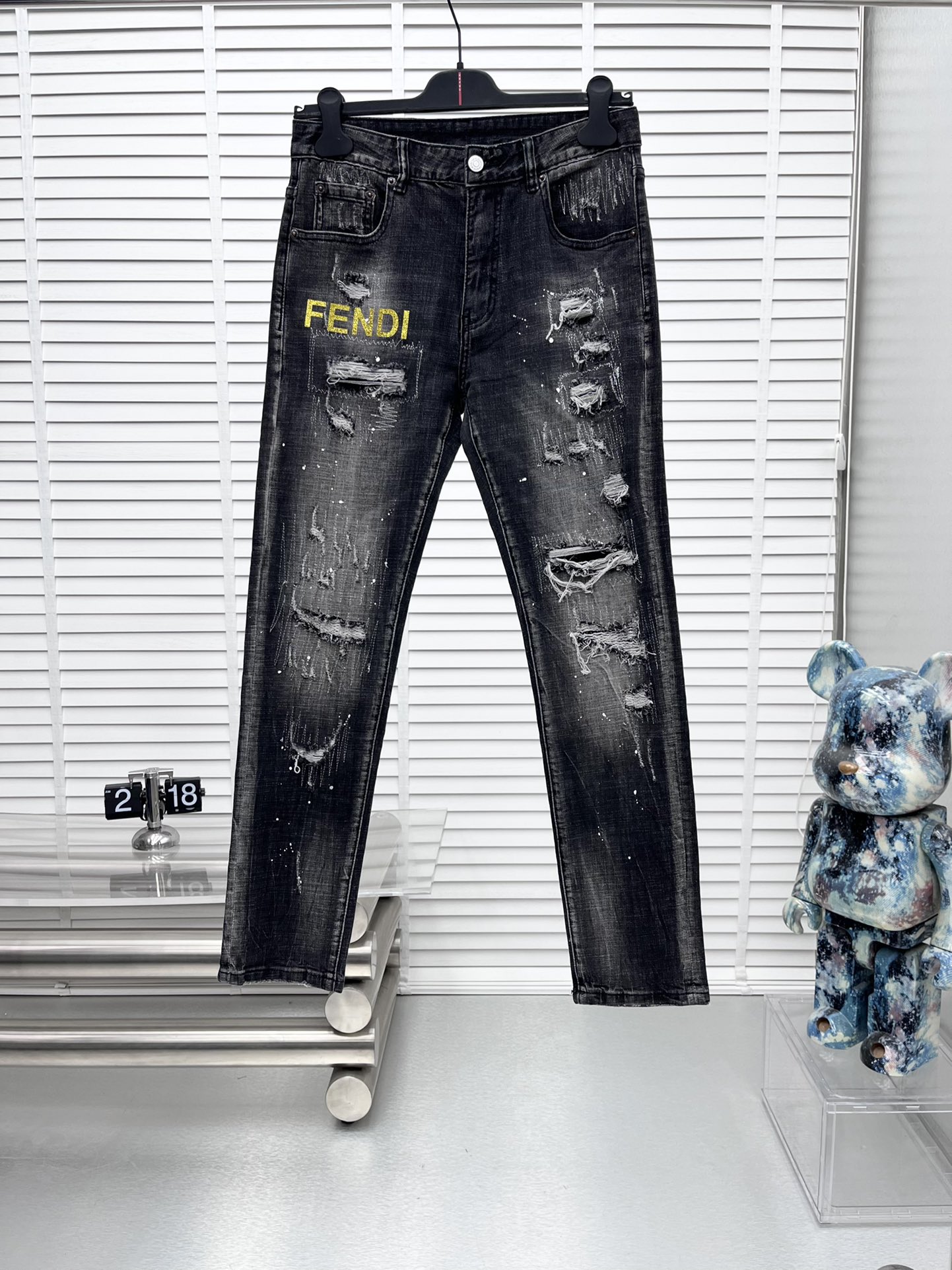 NO:537355,Fend* 25ss new jeans, a perfect choice for daily necessities, simple, elegant, fashionable and stylish, customized imported fabrics, heavy industry washing technology, easy to meet the needs of all seasons, smooth and neat, original auxiliary materials, comfortable and easy to match and durable. Number 29-38 (no 35 37), fendi, jeans, alexander wang19860909Fend* 25ss新款牛仔裤,日常必备的完美之选,简单大气亦时尚有型,定制进口面料,重工洗水工艺,轻松迎合四季需要,流畅利落,原版辅料五金,上身舒适非常易搭耐看 码数29-38（无35 37）,,fendi,jeans,alexander wang,Men's clothing