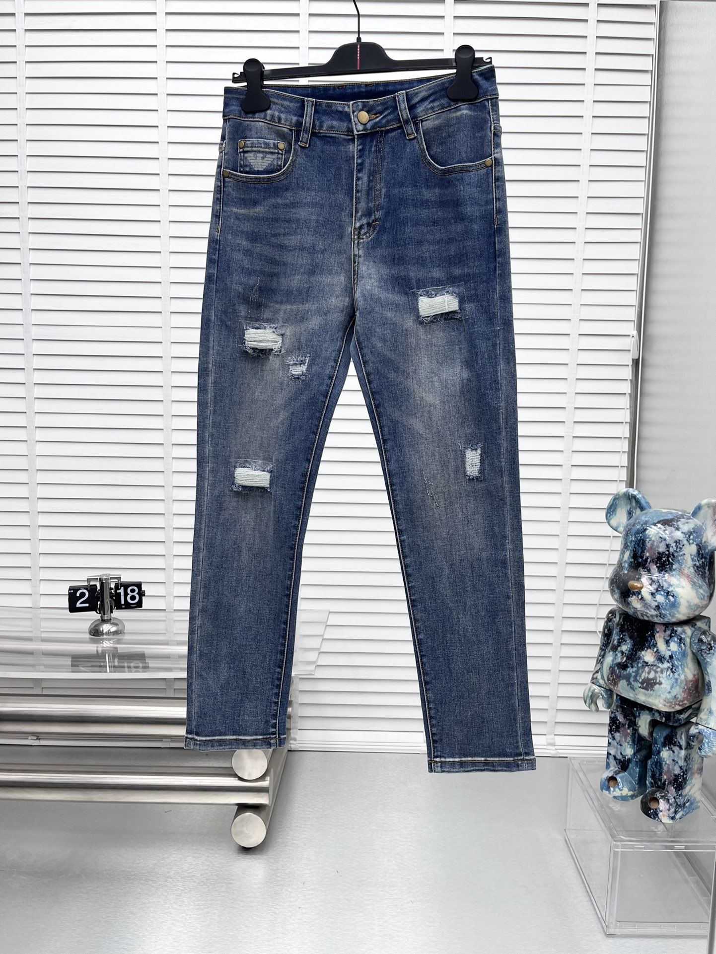 NO:537352,Amani* 25ss new jeans, a perfect choice for daily necessities, simple, elegant, fashionable and stylish, customized imported fabrics, heavy industry washing technology, easy to meet the needs of all seasons, smooth and neat, original auxiliary hardware, comfortable upper body, very easy to match and durable. Number 29-38 (no 35 37), , jeans, alexander wang19860909Amani* 25ss新款牛仔裤,日常必备的完美之选,简单大气亦时尚有型,定制进口面料,重工洗水工艺,轻松迎合四季需要,流畅利落,原版辅料五金,上身舒适非常易搭耐看 码数29-38（无35 37）,,jeans,alexander wang,Men's clothing