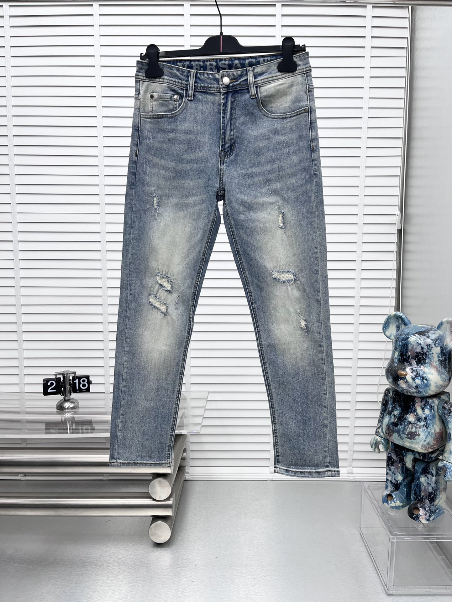 NO:537349,Versace* 25ss new jeans, a perfect choice for daily necessities, simple, elegant, fashionable and stylish, customized imported fabrics, heavy industry washing technology, easy to meet the needs of all seasons, smooth and neat, original auxiliary materials, comfortable and easy to match and durable. Number 29-38 (no 35 37), versace, jeans, alexander wang19860909Versace* 25ss新款牛仔裤,日常必备的完美之选,简单大气亦时尚有型,定制进口面料,重工洗水工艺,轻松迎合四季需要,流畅利落,原版辅料五金,上身舒适非常易搭耐看 码数29-38（无35 37）,,versace,jeans,alexander wang,Men's clothing