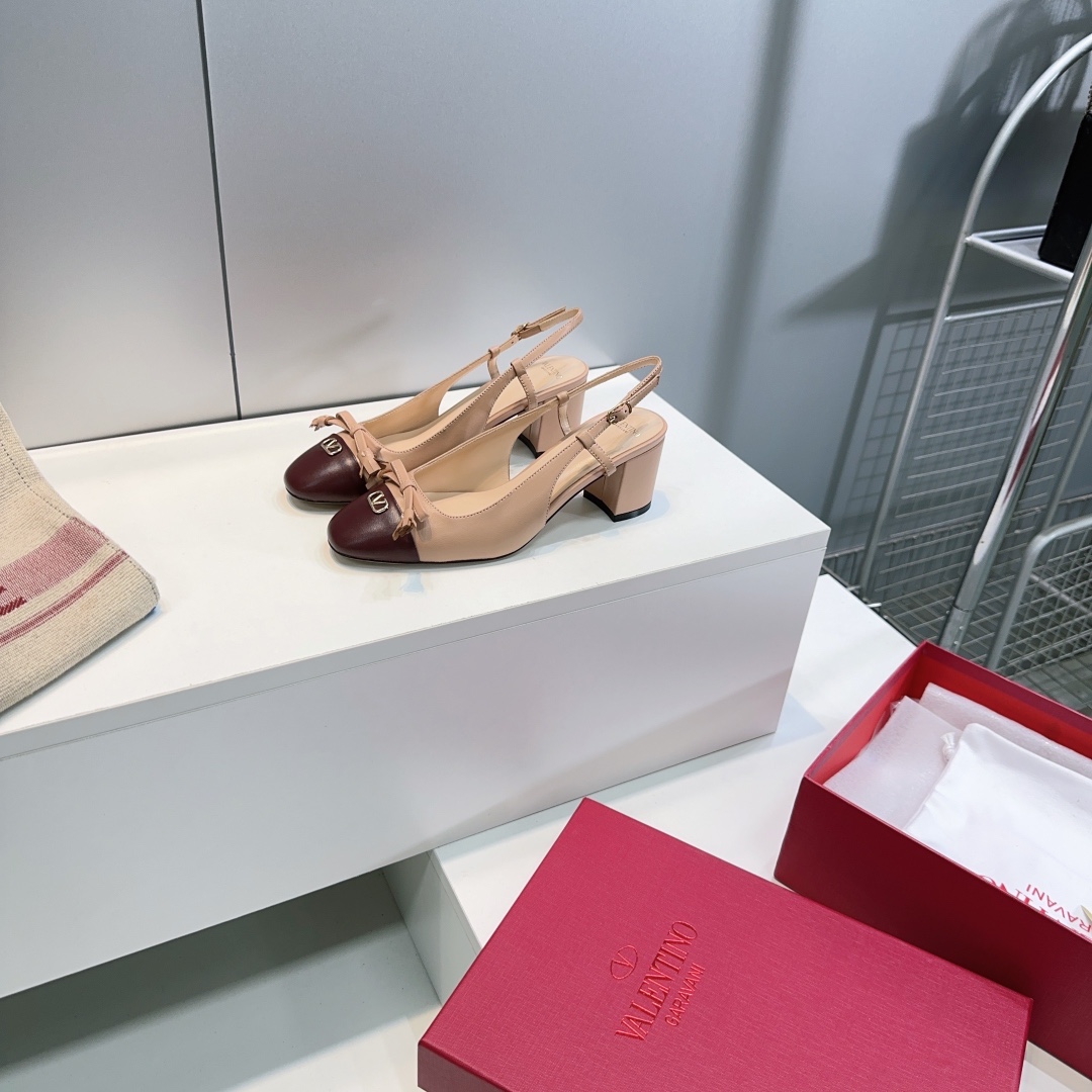Valentino Spring/Summer 2025: High-Quality Butterfly Shoes with Elegant Bow - 图片 2