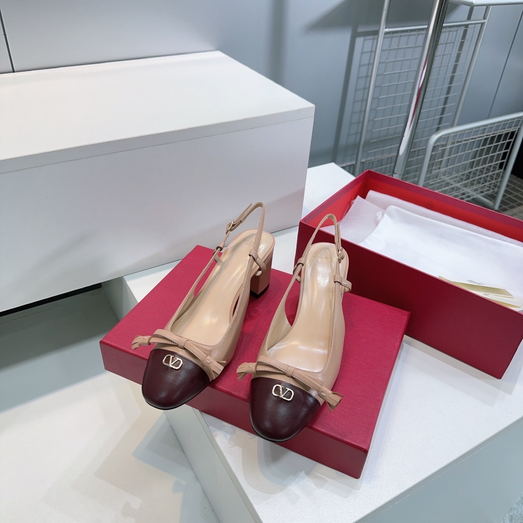 Valentino Spring/Summer 2025: High-Quality Butterfly Shoes with Elegant Bow - 图片 1