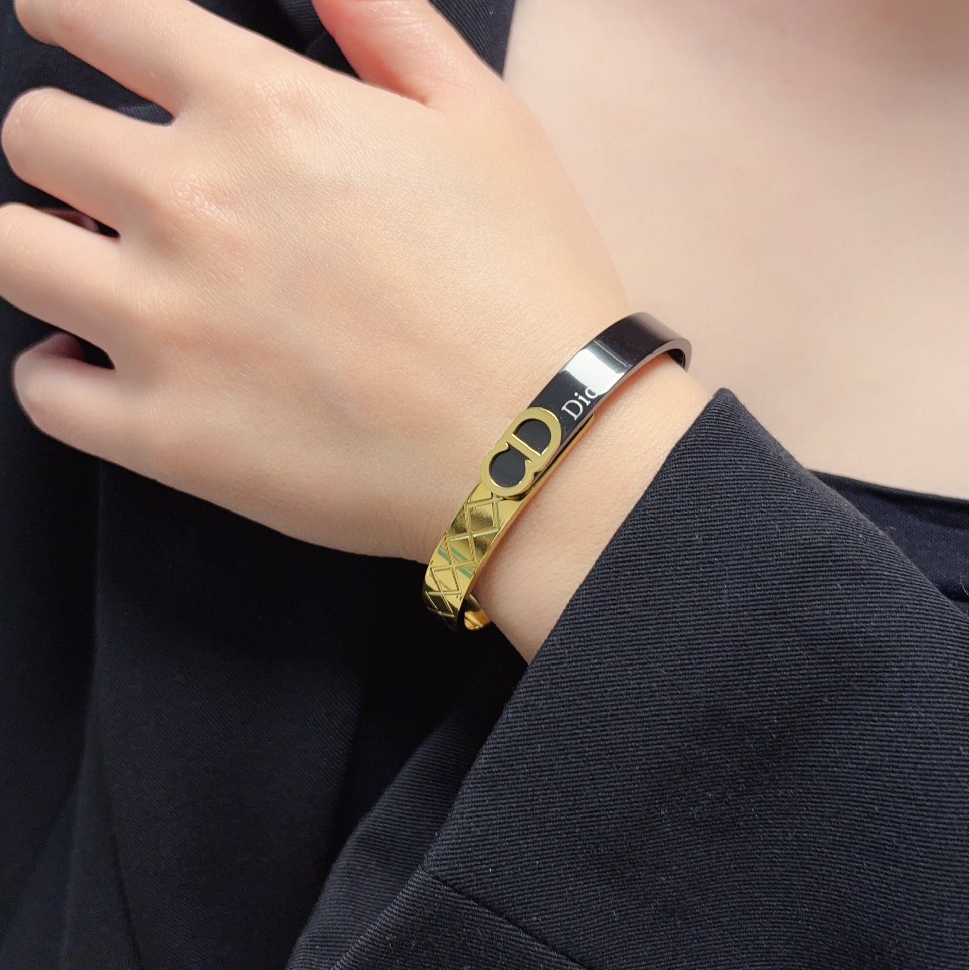 NO:115354,Dior's new beautiful and open-mouthed bracelets can be salty or sweet. The new CD bracelets with folding belts are also absolutely purple!  Dior This new bracelet is recently newly introduced. It is simple and elegant. It looks super white with your own bracelet. Bracelet. It looks super good to wear. It has a high-quality jewelry. Dior, Dior, Bracelet, Bracelet.19860909迪奥Dior新品貌美开口手镯可盐可甜CD新款镯子叠带任何款式也是绝绝紫！dior这个新款镯子是最近新入的,比较简单大气白金配色超级显白可以和自己的手链啊手镯啊叠加佩戴超级好看,饰品精品,dior,dior,bracelet,bracelet,Jewelry