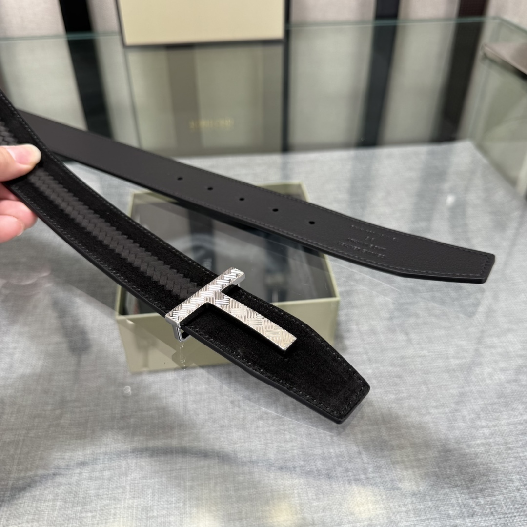  汤姆福特最新网红爆款双面头层牛皮专柜同步3.8宽新款上市了，原版牛皮，搭配铜扣，优雅，大方用的方便。谢