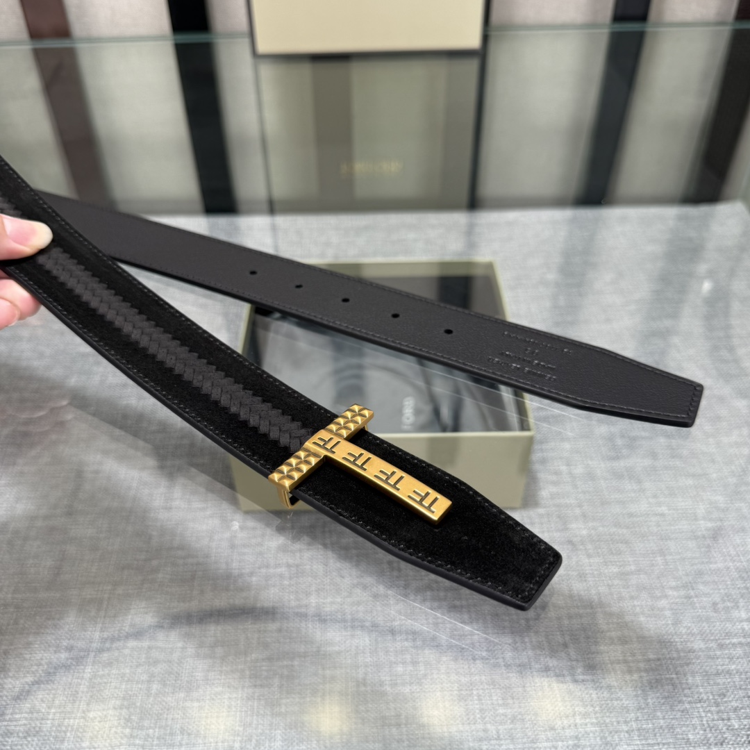  汤姆福特最新网红爆款双面头层牛皮专柜同步3.8宽新款上市了，原版牛皮，搭配铜扣，优雅，大方用的方便。谢