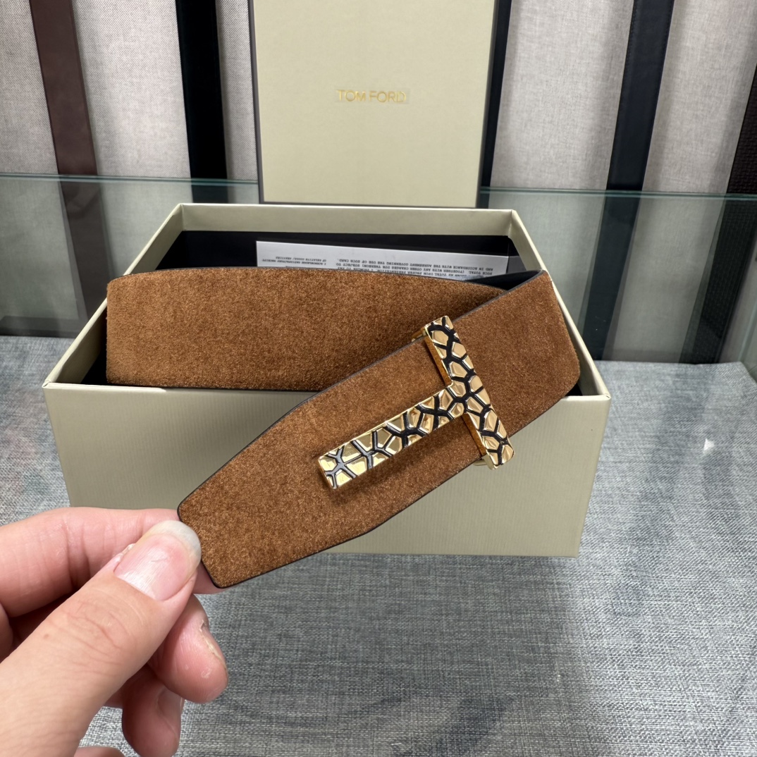  汤姆福特最新网红爆款双面头层牛皮专柜同步3.8宽新款上市了，原版牛皮，搭配铜扣，优雅，大方用的方便。谢