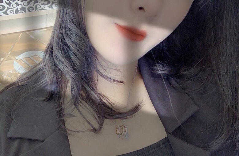 APM Monaco时尚别针项链 气质轻奢小众设计感吊坠锁骨链颈链。