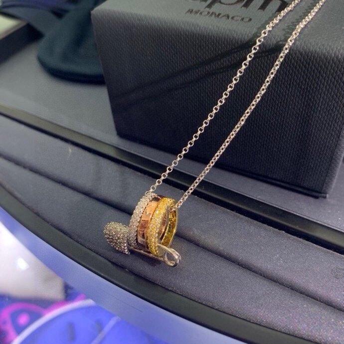 APM Monaco时尚别针项链 气质轻奢小众设计感吊坠锁骨链颈链。