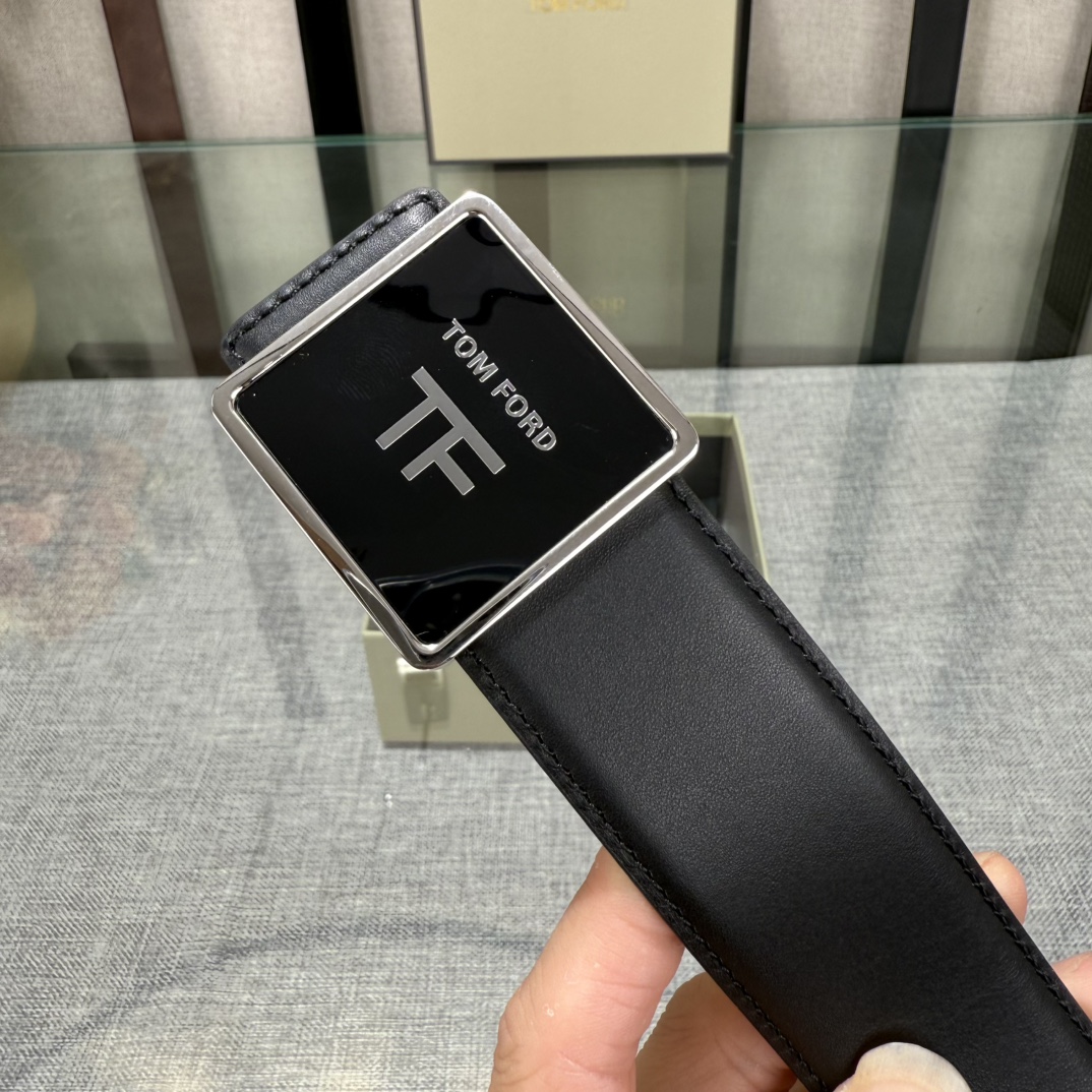  汤姆福特最新网红爆款双面头层牛皮专柜同步3.8宽新款上市了，原版牛皮，搭配铜扣，优雅，大方用的方便。谢