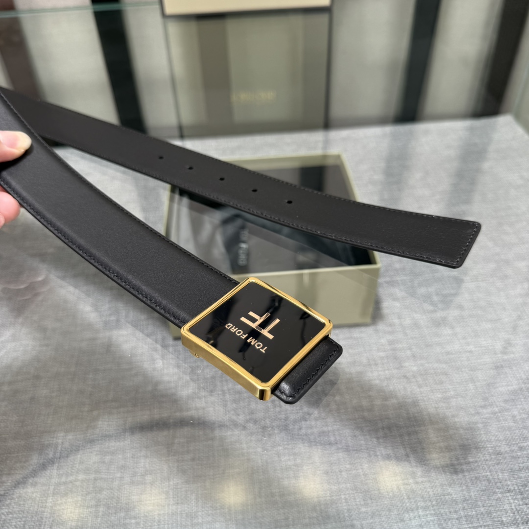  汤姆福特最新网红爆款双面头层牛皮专柜同步3.8宽新款上市了，原版牛皮，搭配铜扣，优雅，大方用的方便。谢