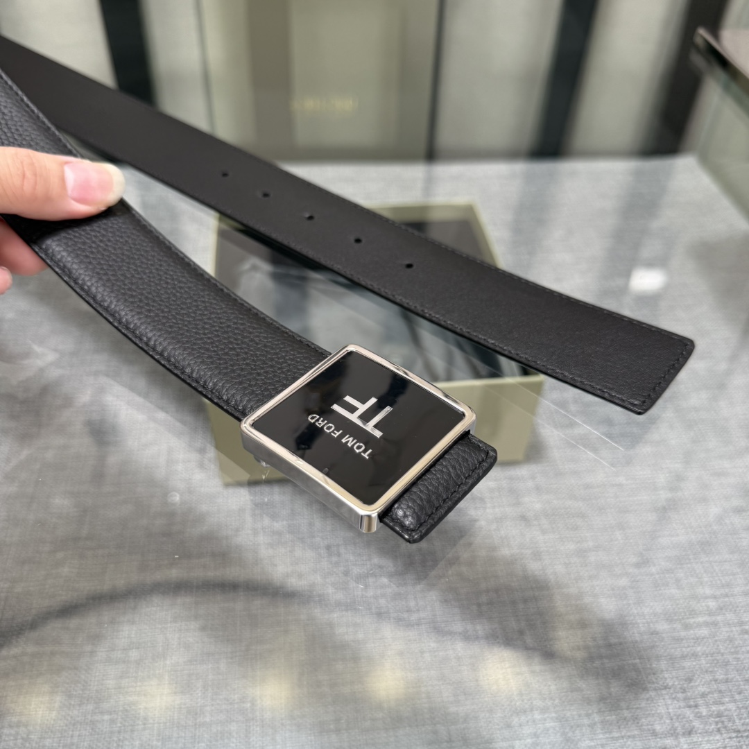  汤姆福特最新网红爆款双面头层牛皮专柜同步3.8宽新款上市了，原版牛皮，搭配铜扣，优雅，大方用的方便。谢