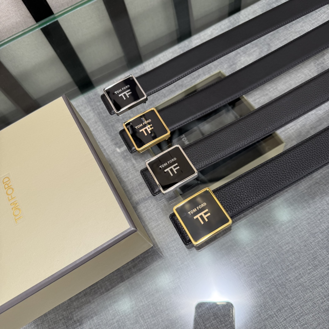  汤姆福特最新网红爆款双面头层牛皮专柜同步3.8宽新款上市了，原版牛皮，搭配铜扣，优雅，大方用的方便。谢