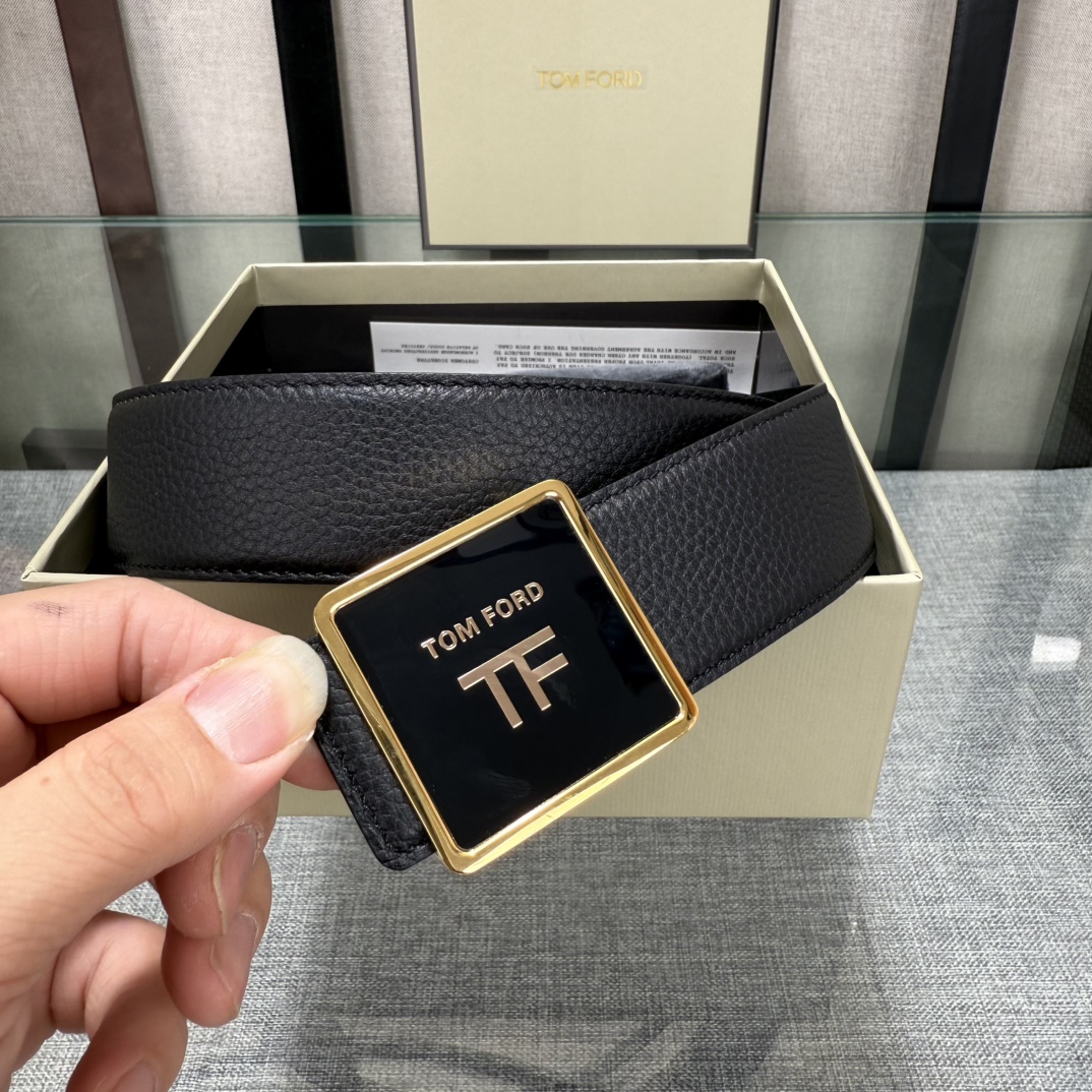  汤姆福特最新网红爆款双面头层牛皮专柜同步3.8宽新款上市了，原版牛皮，搭配铜扣，优雅，大方用的方便。谢