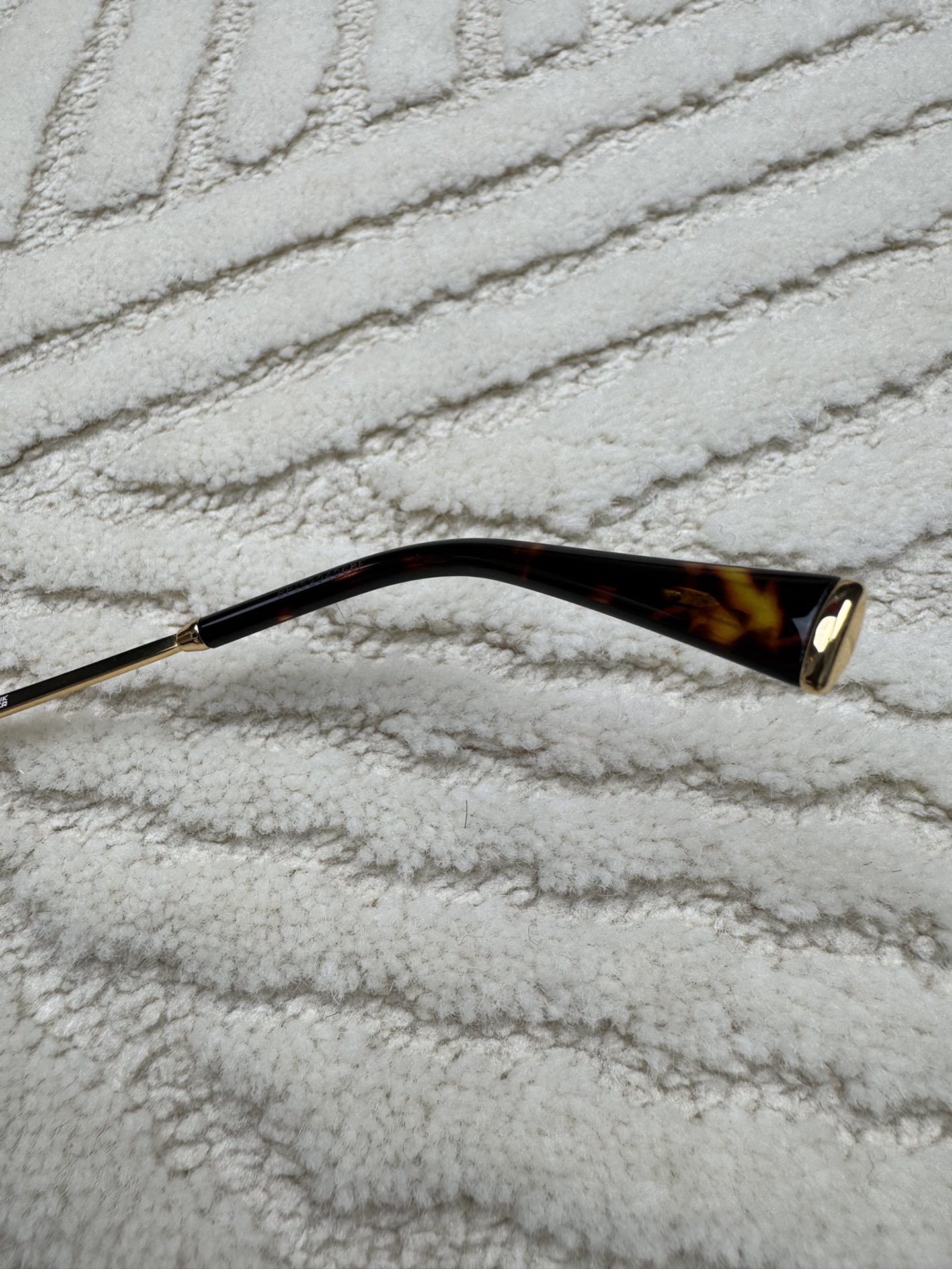 p460 正品miumiu缪缪太阳镜，刘浩存  赵今麦同款，椭圆无框书呆子太阳镜，立体MIUMIU标和金属点缀桩头，懂货的入，款号SMU A54，尺寸51口20-140。欢迎专柜验货，假一赔万。