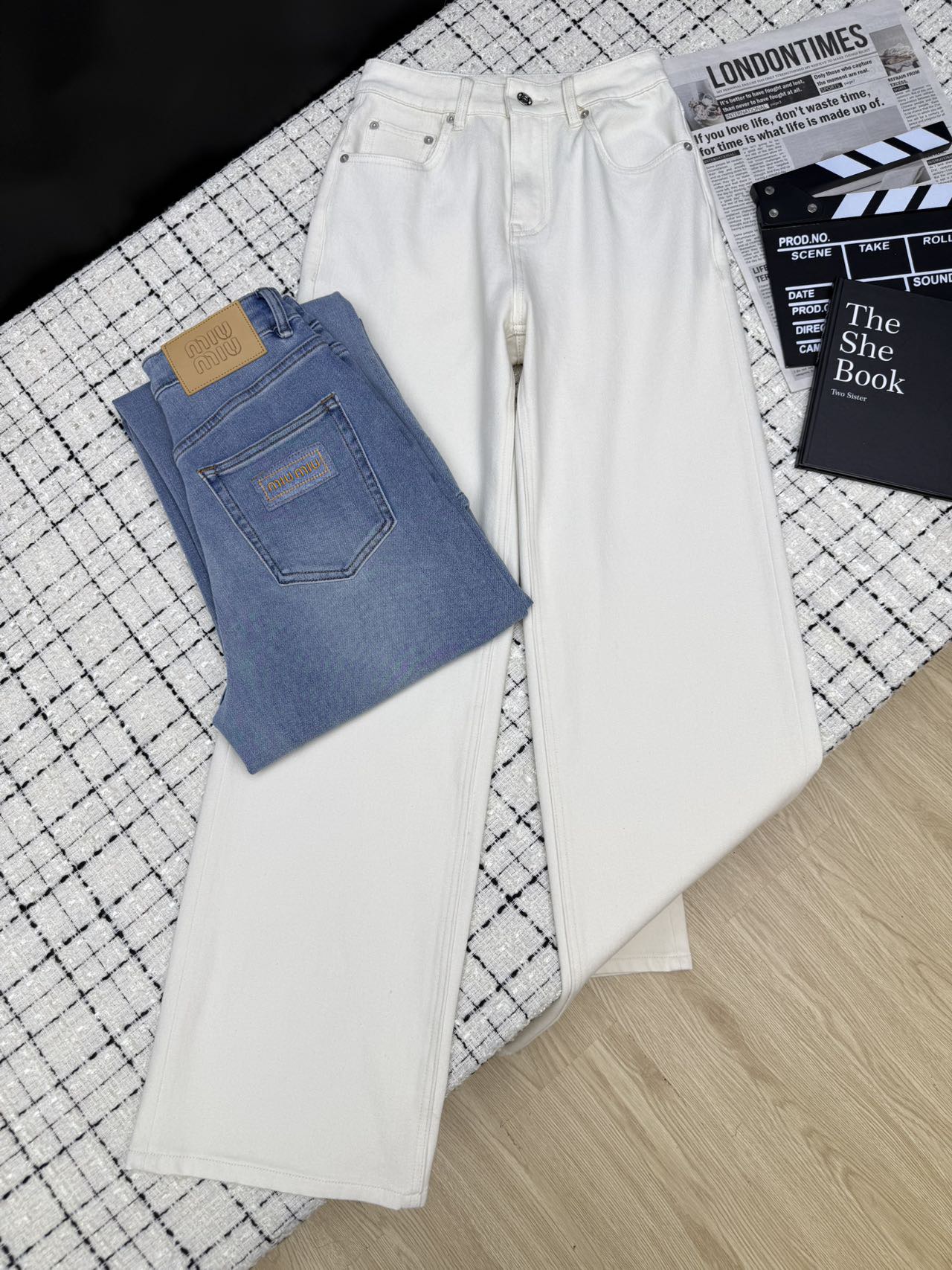 NO:333442,Miumi*25ss classic logo wash-up straight jeans with elastic denim cotton, relatively light and exclusive for summer, straight-fitting cut, OK to match with T-shirts or shirts, versatile and hidden, not picky legs, straight legs, is a must-have item in daily wear, two colors 26-27-28-29-30.,,miumiu,jeans,shirts,tees,t-shirt,alexander wang19860909Miumi*25ss 后口袋经典logo洗水直筒牛仔裤 采用弹力牛仔棉 比较轻薄 夏季专属 直筒版型剪裁 随意搭配T恤或者衬衫都OK 百搭又藏肉 不挑腿型 显腿直 是日常穿搭中的必备单品 两色26-27-28-29-30.,,miumiu,jeans,shirts,tees，t-shirt,alexander wang,Women's clothing