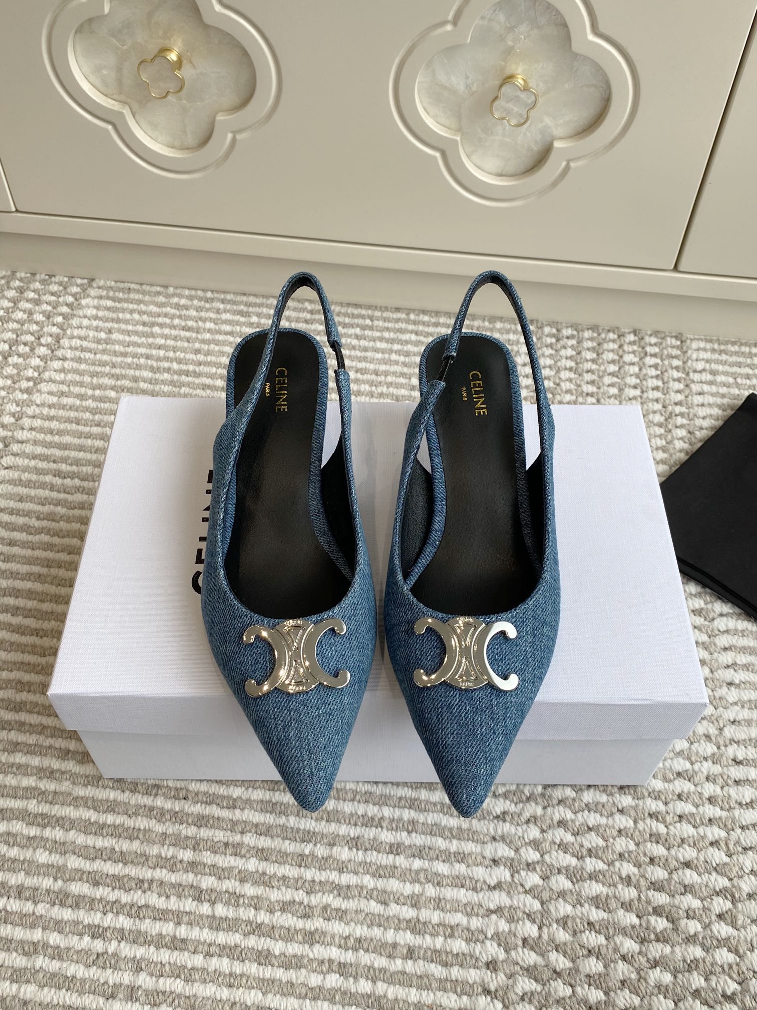 NO:403185,celine new product ALMA TRIOMPHE Arc de Triomphe denim jeans empty cat heel sandals Top quality Classic Arc de Triomphe logo/match original custom technology cloth/denin denim/opening bead cowhide/sheepskin inner footbed Imported leather outsole Cat heel 4.5cm size35-39 (customized by 40/41), sandals, celine, celine, sandals, cowhide, sheepskin, Leather soles19860909批 celine赛琳新品ALMA TRIOMPHE 凯旋门丹宁牛仔后空猫跟凉鞋 顶级品质 经典凯旋门logo/搭配原版定制科技布/丹宁牛仔/开边珠牛皮/羊皮内里垫脚 进口真皮大底 猫跟4.5cm size35-39（40/41定做）,凉鞋,celine,celine,sandals,cowhide,sheepskin,Leather soles,Women's Shoes