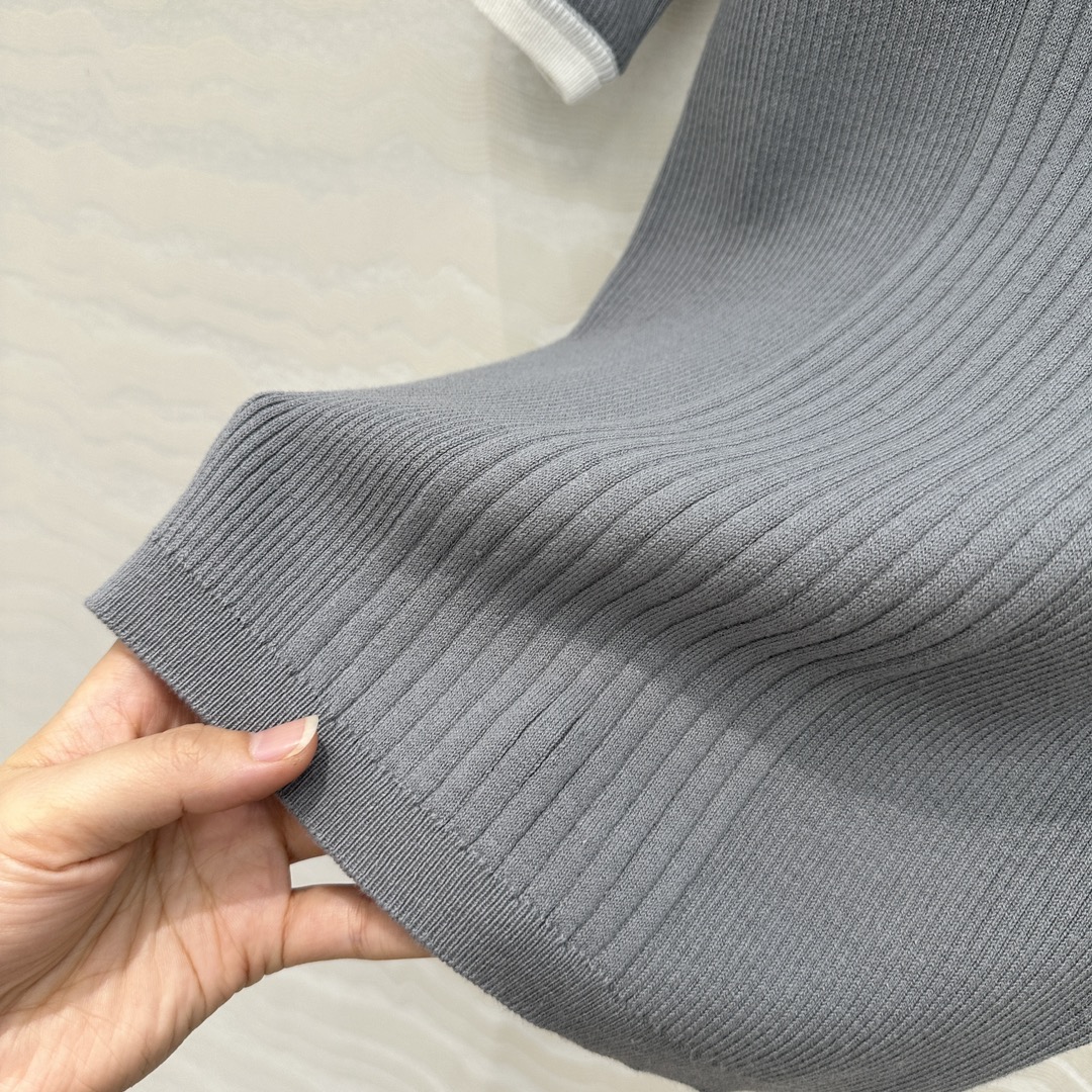 独家首发❤️高端原单品质，Coco沙滩春夏新品！撞色修身针织上衣！金属装饰设计百搭减龄又时髦！瑞士机18