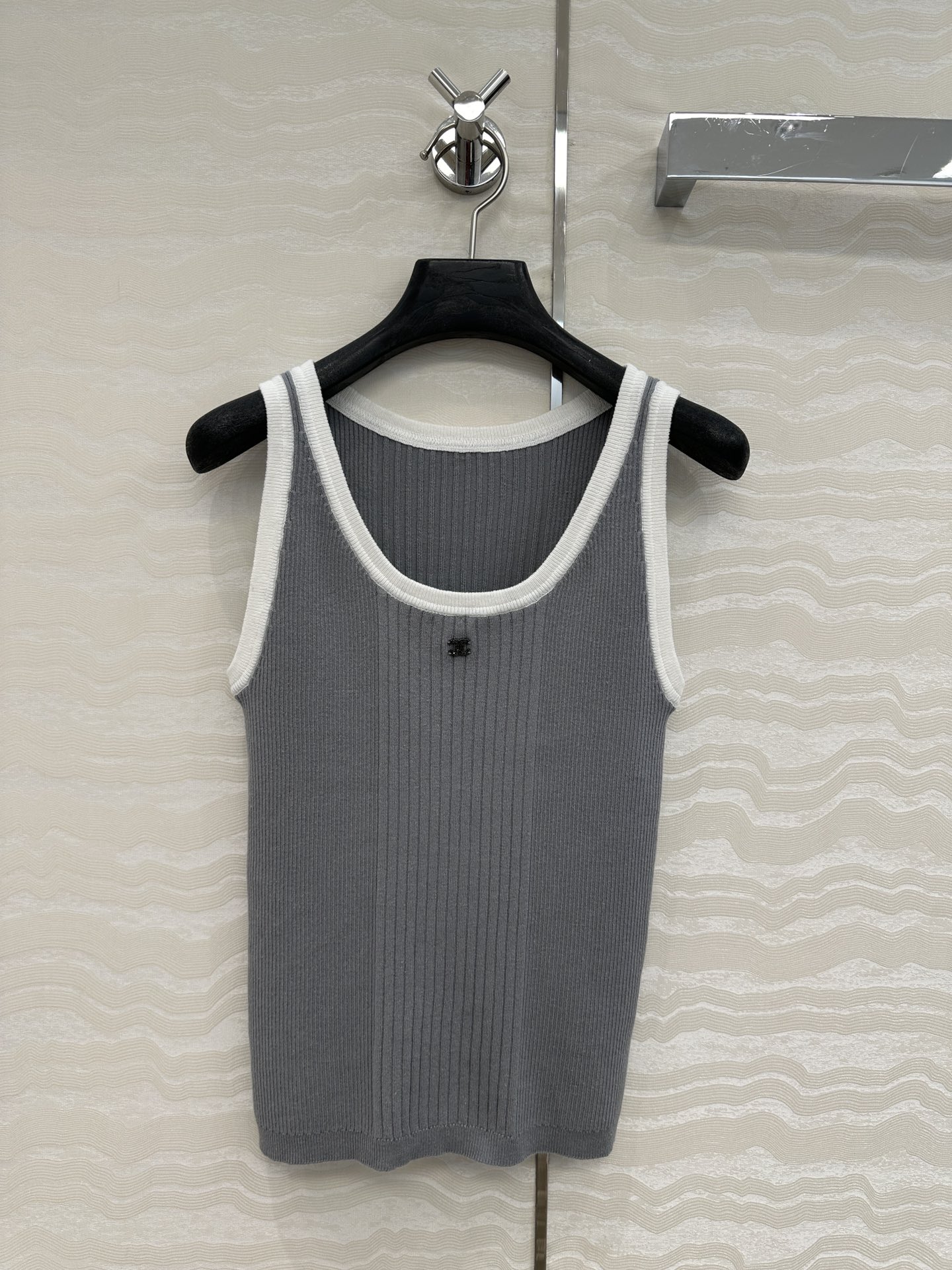 独家首发❤️高端原单品质，Coco沙滩春夏新品！撞色修身针织背心！金属装饰设计百搭减龄又时髦！瑞士机18