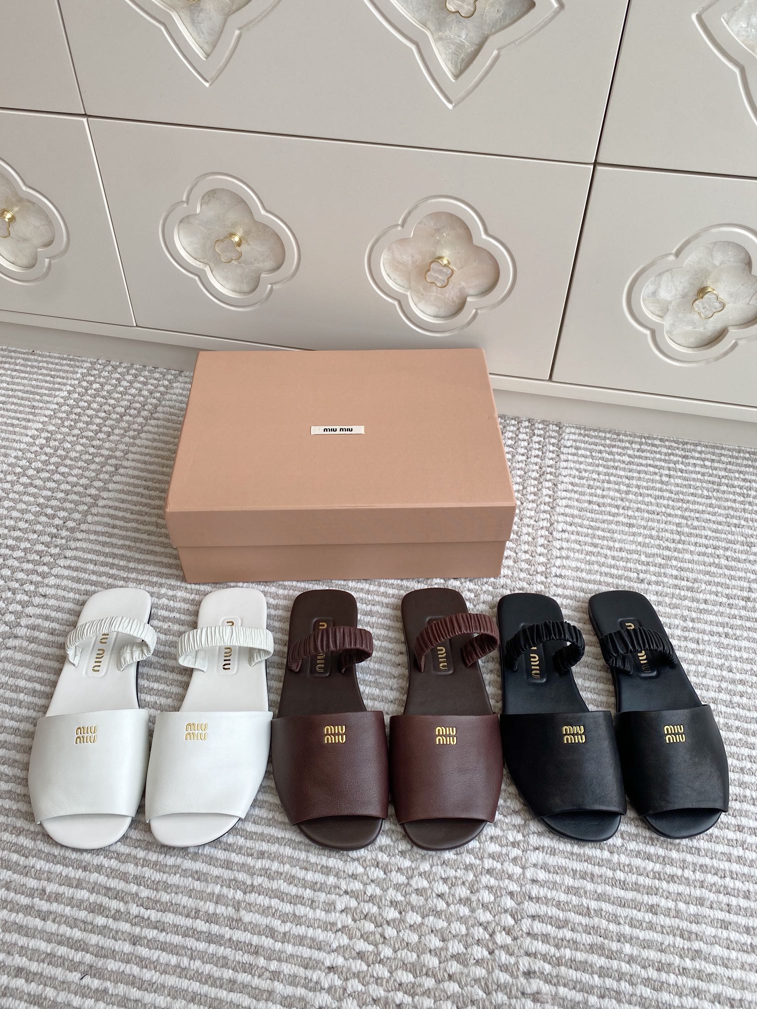 NO:403179,————Miumiu·Super Soft Sheepskin Flat Sandals·35-40, Slippers, Miumiu, Sandals, Slippers, Sheepskin19860909————miumiu·超软羊皮平底凉鞋·35-40,拖鞋,miumiu,sandals,slippers,sheepskin,Women's Shoes