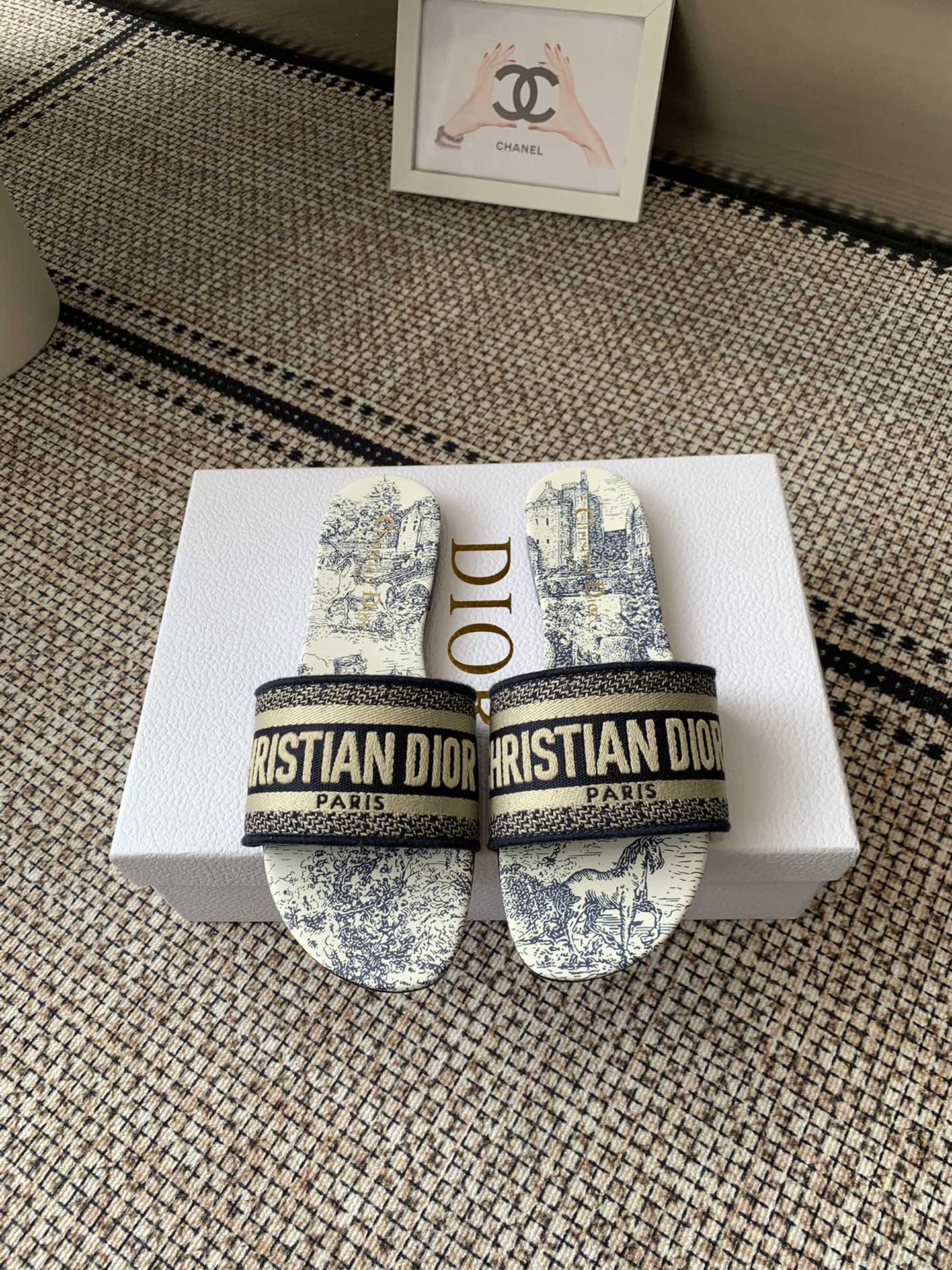 NO:266172,Top version Dior 2025ss Spring and summer new style Electric embroidered flat slippers This slipper is really easy to wear and look good. The colors this year are really beautiful, every color is invincible to look white. Fabric imported sheepskin sheepskin lining Italian leather outsole size 35-41 (customized by 40 41), slippers, dior, slippers, sheepskin, Leather soles19860909顶级版 Dior 2025ss 春夏新款 电绣刺绣平底拖鞋 这款拖鞋真的好穿又好看,今年的颜色真的超美,每个色都想入 无敌显白 面料进口绵羊皮 羊皮内里 意大利真皮大底 码数35-41（40 41定做）,拖鞋,dior,slippers,sheepskin,Leather soles,Women's Shoes