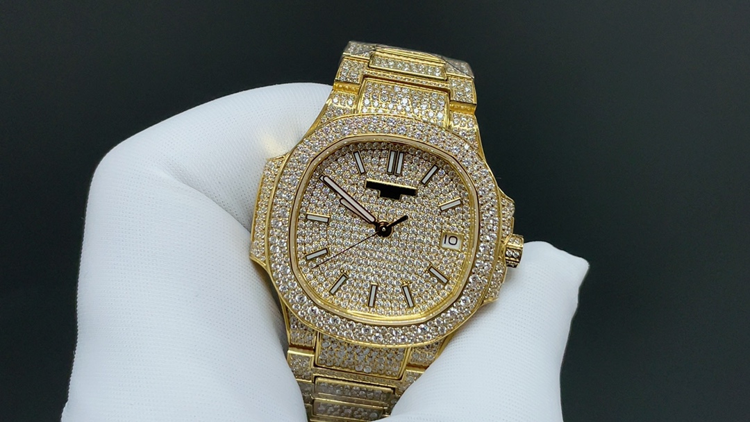 GR🌐重金打造经典时计——百达翡丽7021女士鹦鹉螺 满钻限量款 少量到货，限量供应（全身采用八心八箭天然奥宝水钻）
🉐️赠送价值💰288旅行便捷定制手表表盒
腕表:定制9015改324 S自动一体上链机械机芯，中心大秒针
表盘:密镶钻，3字位显示日历窗口，拥有286颗钻
表壳:密镶拥有518颗钻，拥有蓝宝石水晶透盖。防水系数30米。直径35.2mm
表链:采用拥有1729钻采用罕见的“不规则雪花镶钻”工艺，令腕表更添耀眼光彩，这项工艺需要将大小各异的钻镶嵌并固定到位，尽可能隐匿每颗钻之前的贵金属痕迹。
顶配鹦鹉螺7021满天星
目前算是最奢华的女款鹦鹉螺
应该没有人能拒绝了它了吧
雪花❄️镶钻全身
不仅是表盘，表带都是雪花镶钻总之一个字“闪”（白色为真空炉内白金，玫色为真空炉内纳米玫瑰金）
GR精品，欢迎表友品鉴🌐