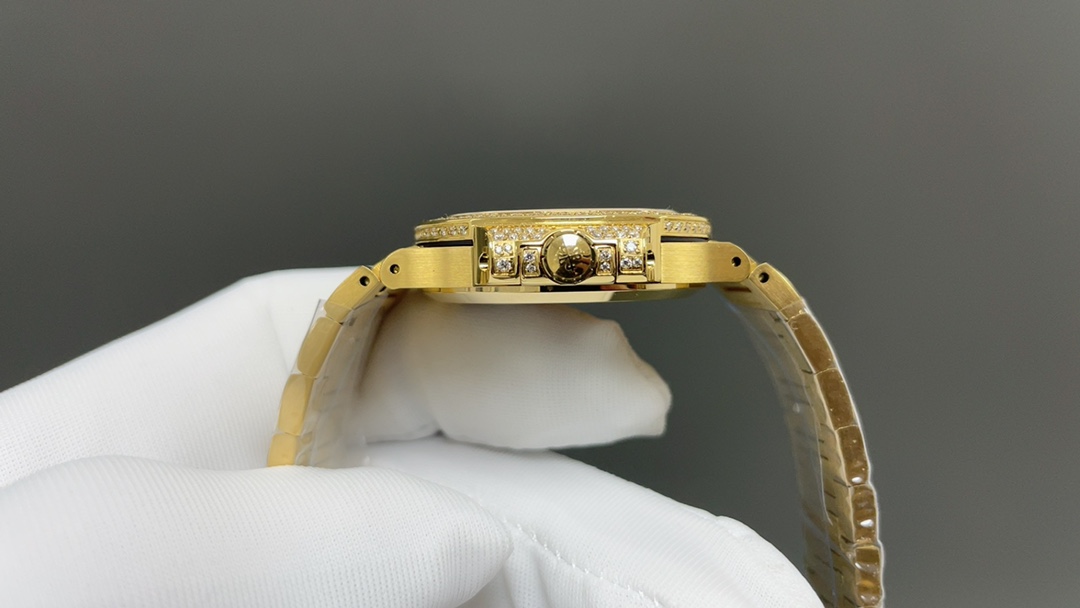 GR🌐重金打造经典时计——百达翡丽7021女士鹦鹉螺 满钻限量款 少量到货，限量供应（全身采用八心八箭天然奥宝水钻）
🉐️赠送价值💰288旅行便捷定制手表表盒
腕表:定制9015改324 S自动一体上链机械机芯，中心大秒针
表盘:密镶钻，3字位显示日历窗口，拥有286颗钻
表壳:密镶拥有518颗钻，拥有蓝宝石水晶透盖。防水系数30米。直径35.2mm
表链:采用拥有1729钻采用罕见的“不规则雪花镶钻”工艺，令腕表更添耀眼光彩，这项工艺需要将大小各异的钻镶嵌并固定到位，尽可能隐匿每颗钻之前的贵金属痕迹。
顶配鹦鹉螺7021满天星
目前算是最奢华的女款鹦鹉螺
应该没有人能拒绝了它了吧
雪花❄️镶钻全身
不仅是表盘，表带都是雪花镶钻总之一个字“闪”（白色为真空炉内白金，玫色为真空炉内纳米玫瑰金）
GR精品，欢迎表友品鉴🌐