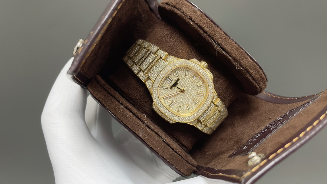 NO:336464,Unified 3500 GR creates a classic timepiece with a large sum of money - Patek Philippe 7021 Lady Nautilus Full Diamond Limited Edition Small quantity Arrived in small quantity, limited supply (the whole body uses eight hearts and eight arrows natural Orbo diamonds) Gift a custom watch box for traveling convenient value Watch: Customized 9015 modified 324 S automatic integrated winding mechanical movement, center large seconds hand Dial: diamond inlay, 3-digit display calendar window, 286 diamonds Case: Pavé has 518 diamonds, sapphire crystal permeable cover. Waterproof coefficient is 30 meters. Diameter 35.2mm Bracelet: Use 1729 diamonds to use the rare 