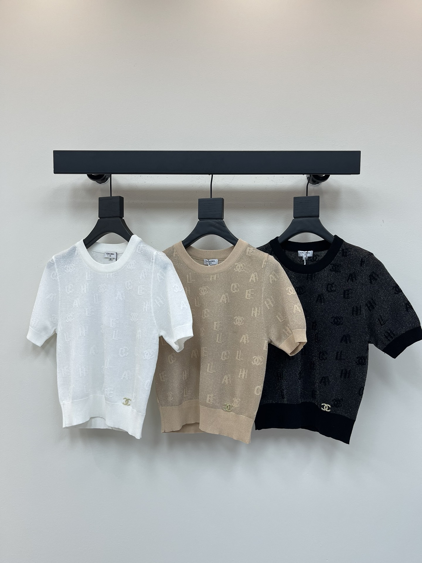 NO:334112,CHANE* 2025 Spring and Summer Latest Series!  Double C logo knitted short sleeves!  Customized wool knitted material, round neck knitted short-sleeved tailoring, multiple fragrant-style silver threads including double C letters are integrated into outline to make the single product look more advanced. The black edges on the neckline cuffs hem add a sense of styling!  Three colors SML, chanel, chanel, T-shirt, alexander wang19860909CHANE* 2025春夏最新系列！双C徽标针织短袖！定制羊毛针织材质 圆领针织短袖剪裁 通体包含双C字母在内的多重香家图案银线融入勾勒 让单品格调更显高级 领口袖口下摆黑色收边增加造型感！三色 SML,,chanel,chanel,T-shirt,alexander wang,Women's clothing