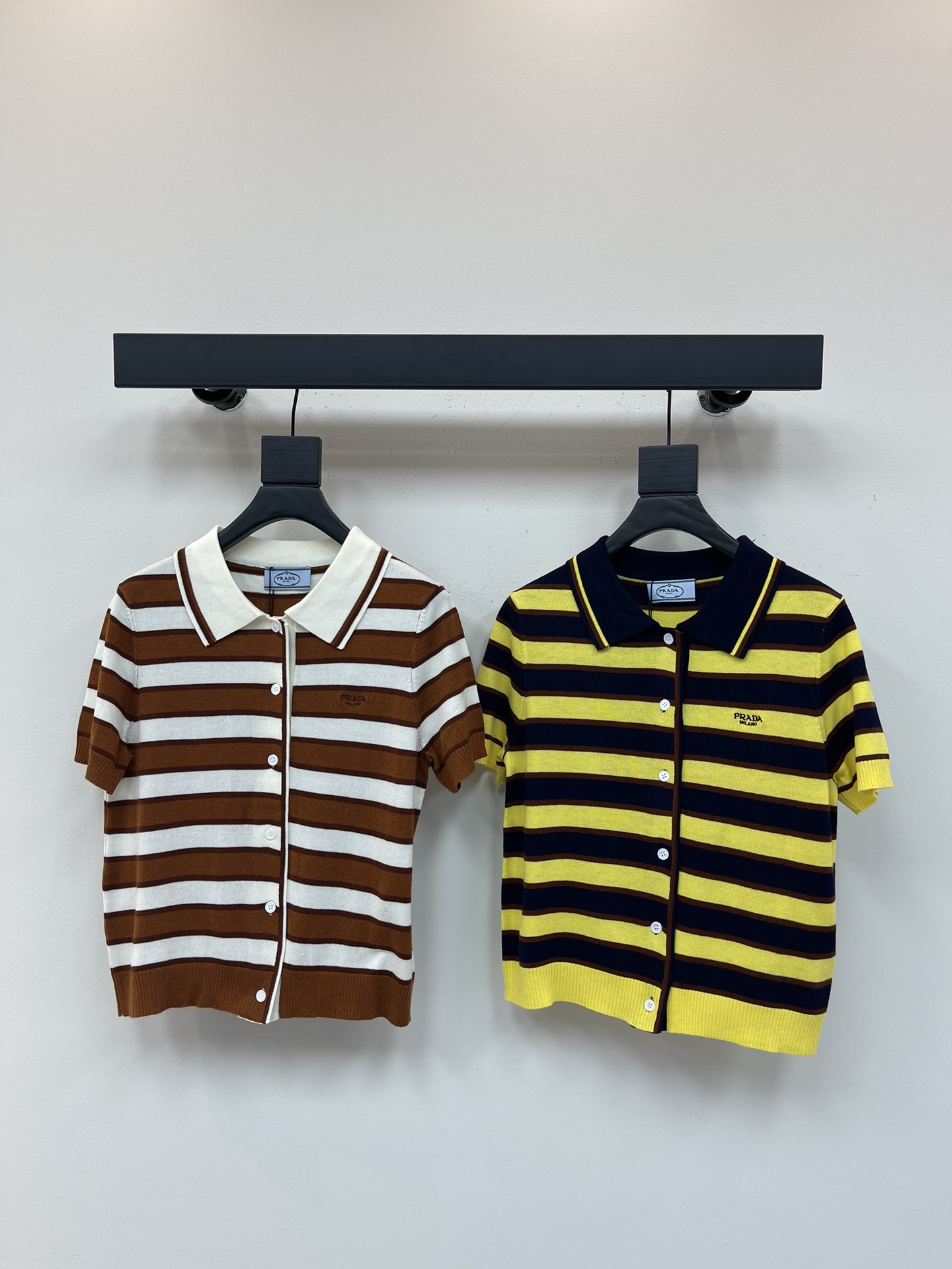 NO:334124,Prad*25 spring and summer new striped knitted short-sleeved cardigan custom YB wool yarn wool texture high-quality comfortable knitted lapel cardigan cut all over yellow and black, bright and full marks to highlight the brand personality Highlights and high-end outfits Highlights and vertical pit strip texture design Make simple styles look individual and exquisite, and the outfits show a relaxed tone. Letter embroidery logos show light luxury and fashionable temperament. You can wear them alone and layer them. The first choice for fashion outfits in all seasons SML,,prada,T-shirt,alexander wang19860909Prad*25春夏新款条纹针织短袖开衫 定制YB羊毛纱线织造 质感高级舒适 针织翻领开衫剪裁 通体黄黑两色交织 亮眼满分 彰显品牌个性 凸显穿搭高级感 包边竖坑条纹理设计 让简单款式穿出个性精致 穿搭尽显松弛调性 字母刺绣徽标彰显轻奢时髦气质 单穿叠穿均可 四季时尚穿搭首选 SML,,prada,T-shirt,alexander wang,Women's clothing