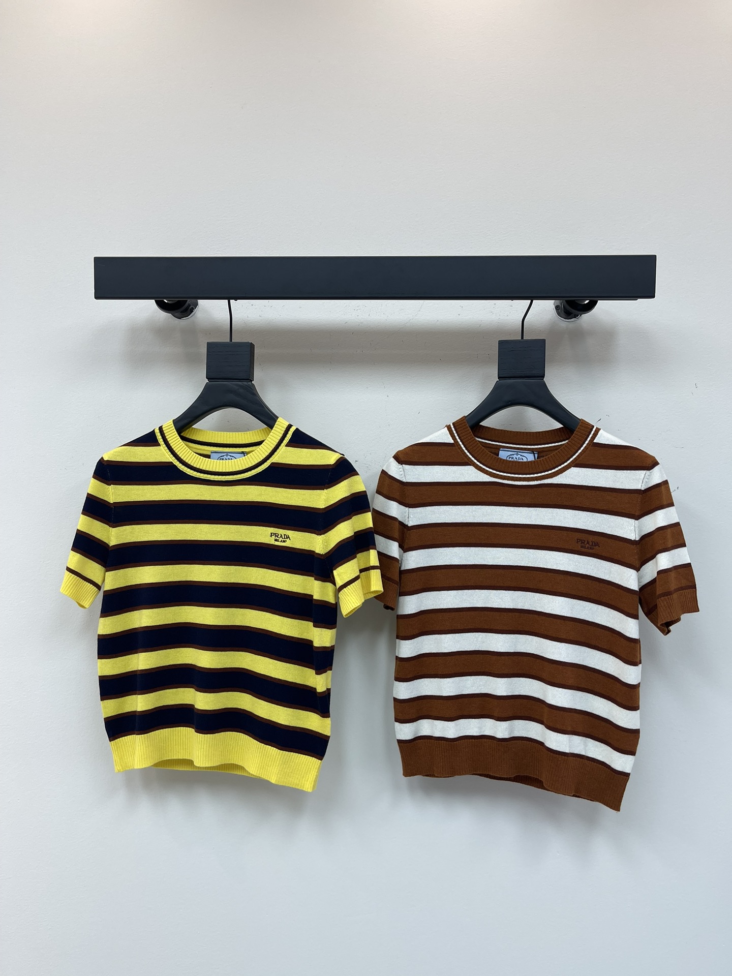 NO:334098,Prad*25 spring and summer new striped knitted short sleeves custom YB wool yarn wool texture high-quality comfortable regular knitted short sleeves cuts all over yellow and black, bright and full marks to highlight the brand personality Highlights and high-end outfits Highlights and vertical pit strip texture design Make simple styles look individual and exquisite, and the outfits show a relaxed tone. Letter embroidery logos show light luxury and fashionable temperament. You can wear them alone and layer them. The first choice for fashion outfits in all seasons SML, prada, T-shirt, alexander wang19860909Prad*25春夏新款条纹针织短袖 定制YB羊毛纱线织造 质感高级舒适 常规针织短袖剪裁 通体黄黑两色交织 亮眼满分 彰显品牌个性 凸显穿搭高级感 包边竖坑条纹理设计 让简单款式穿出个性精致 穿搭尽显松弛调性 字母刺绣徽标彰显轻奢时髦气质 单穿叠穿均可 四季时尚穿搭首选 SML,,prada,T-shirt,alexander wang,Women's clothing
