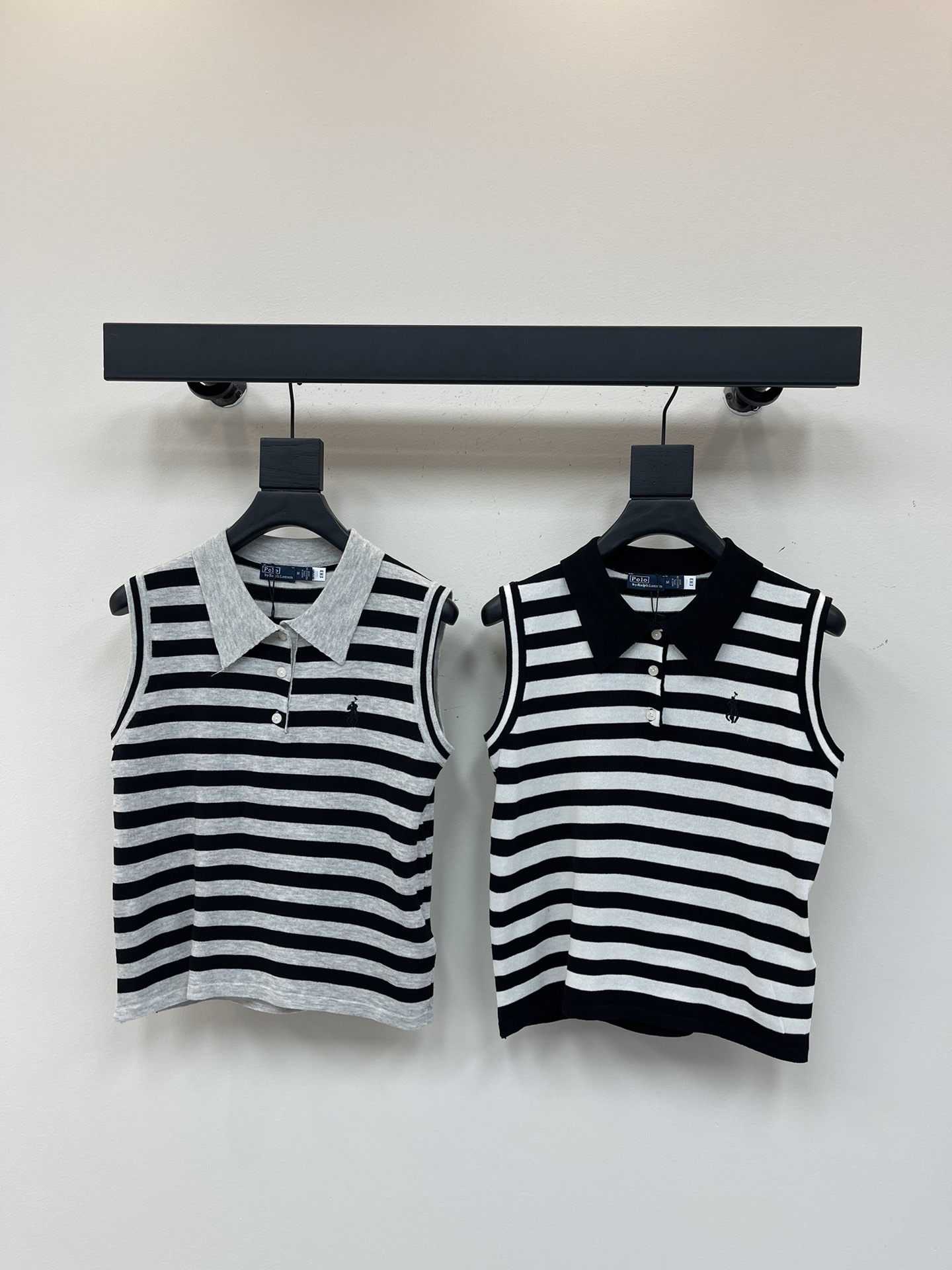 NO:334104,Polo Lav 25 summer new style striped lapel knitted vest classic striped color, chest embroidered pony pattern highlights the brand style. This season's thin style is super soft and gentle, and it's easy to match with the inner or outer wear. Two colors SML, alexander wang19860909Polo拉夫 25夏季新款 条纹翻领针织背心 经典条纹色系 胸前刺绣小马图案 凸显品牌格调.这个季节薄款质感超软柔上身很显温柔哦 而且很好搭配内搭或者外穿都没问题.两个色SML,,alexander wang,Women's clothing