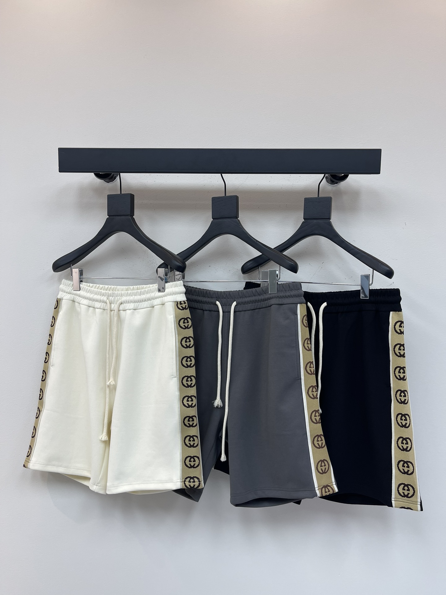 NO:334677,Gucc*25 new styles of men and women's same casual shorts and cropped pants!  Air-layer fabric. Comfortable and soft, quite wide and stylish!  Strong drape!  The texture is perfect!  The classic design of side-length LOGO perfectly enriches everyone's visual sense!  Fashionable and beautiful!  The regular version has a great effect!  And it has super breathable performance!  A must-have item in the closet!  XS-L, gucci, shorts, alexander wang19860909Gucc*25新款男女同款休闲短裤五分裤！空气层面料.舒适柔软.挺阔有型！悬垂感强！手感质感都极完美！侧身LOGO的经典设计完美的丰富大家的视觉感！时尚又好看！常规版型效果超赞！而且透气性能超强！衣橱里必备的单品！XS-L,,gucci,shorts,alexander wang,Women's clothing