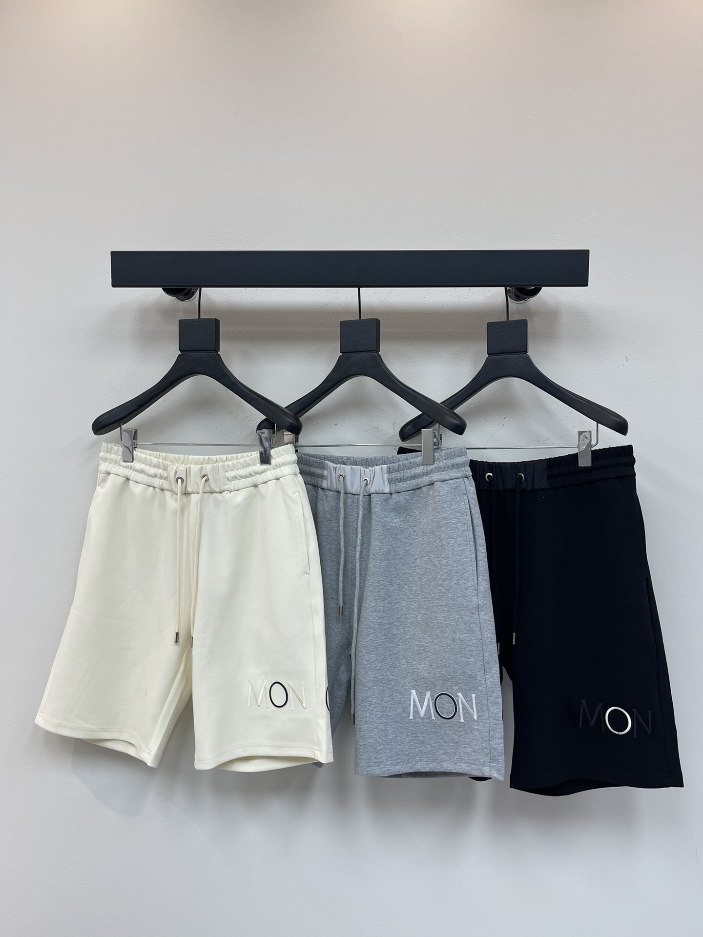 NO:334679,Moncle* 25 new styles of men and women's same casual shorts and cropped pants!  Air-layer fabric. Comfortable and soft, quite wide and stylish!  Strong drape!  The texture is perfect!  The classic design of side-length LOGO perfectly enriches everyone's visual sense!  Fashionable and beautiful!  The regular version has a great effect!  And it has super breathable performance!  A must-have item in the closet!  XS-L, Moncler, shorts, alexander wang19860909Moncle*蒙口25新款男女同款休闲短裤五分裤！空气层面料.舒适柔软.挺阔有型！悬垂感强！手感质感都极完美！侧身LOGO的经典设计完美的丰富大家的视觉感！时尚又好看！常规版型效果超赞！而且透气性能超强！衣橱里必备的单品！XS-L,,Moncler,shorts,alexander wang,Women's clothing