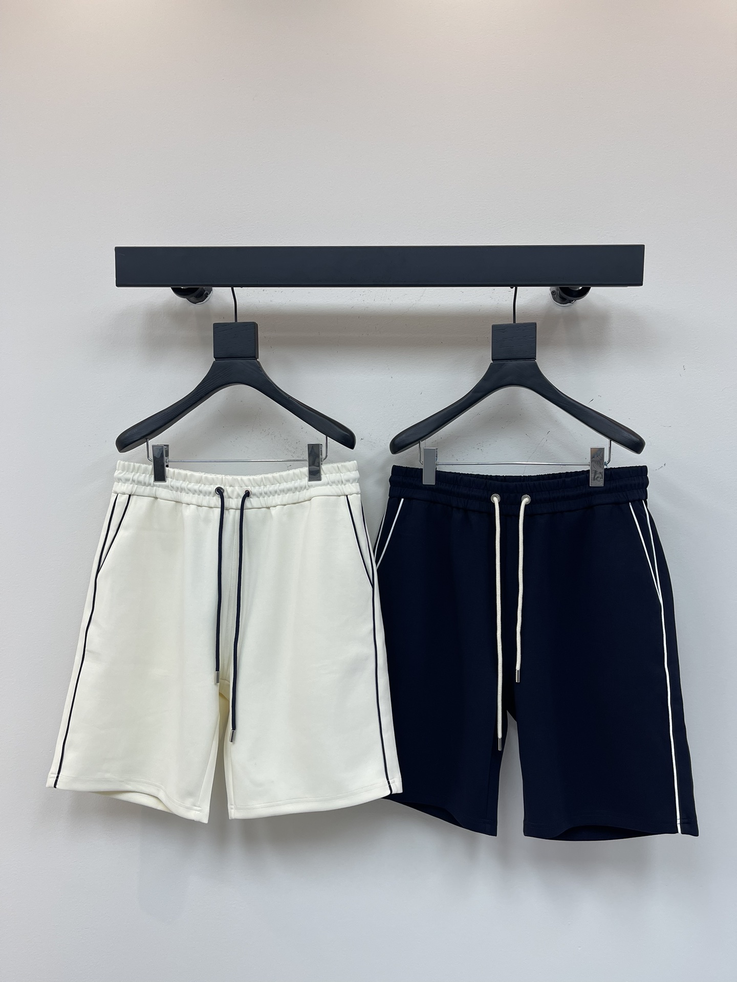 NO:334681,Gucc*25 new styles of men and women's same casual shorts and cropped pants!  Air-layer fabric. Comfortable and soft, quite wide and stylish!  Strong drape!  The texture is perfect!  The classic design of side-length LOGO perfectly enriches everyone's visual sense!  Fashionable and beautiful!  The regular version has a great effect!  And it has super breathable performance!  A must-have item in the closet!  XS-L, gucci, shorts, alexander wang19860909Gucc*25新款男女同款休闲短裤五分裤！空气层面料.舒适柔软.挺阔有型！悬垂感强！手感质感都极完美！侧身LOGO的经典设计完美的丰富大家的视觉感！时尚又好看！常规版型效果超赞！而且透气性能超强！衣橱里必备的单品！XS-L,,gucci,shorts,alexander wang,Women's clothing