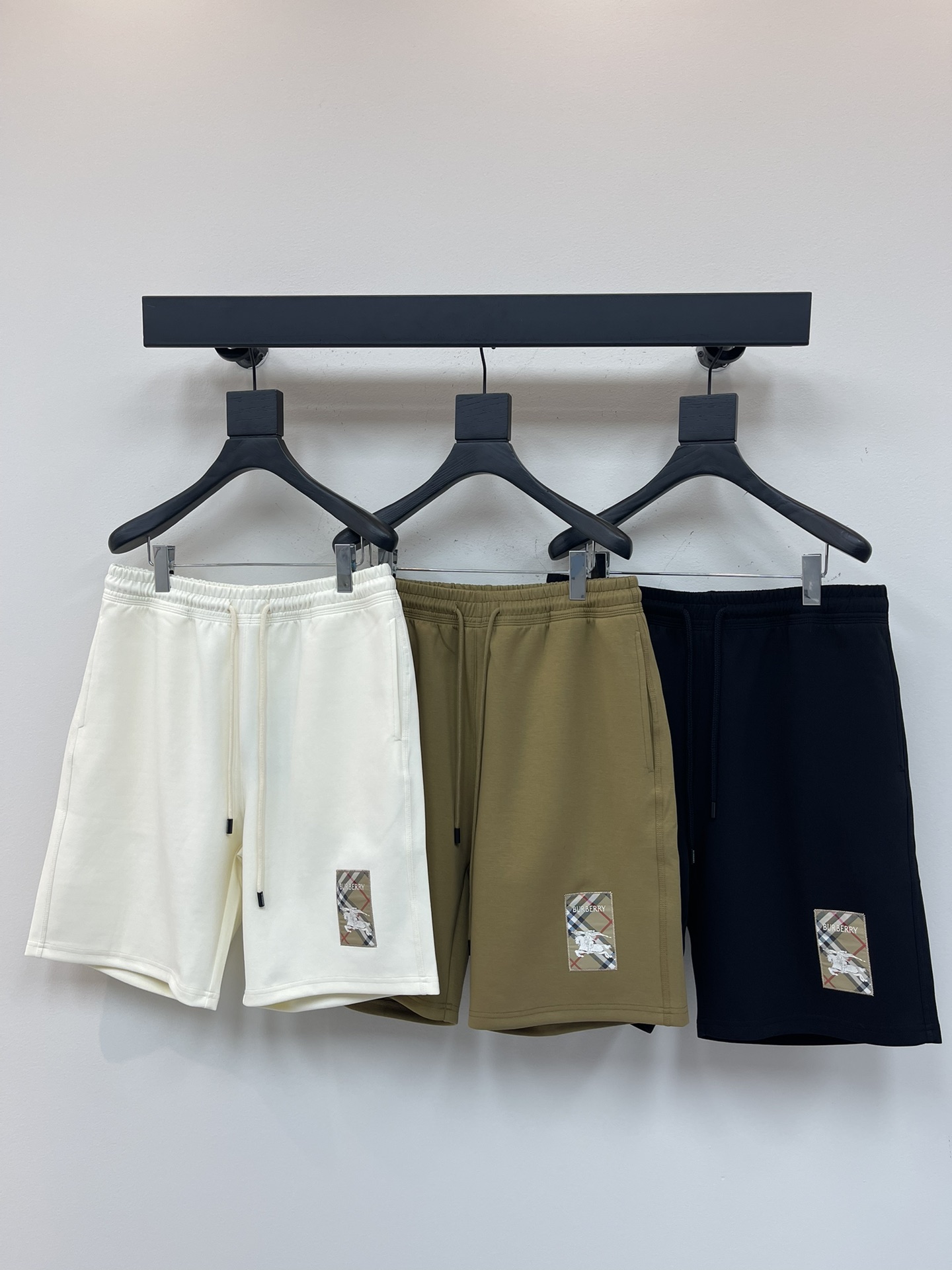 NO:334683,Burberr*25 new styles of men and women's same casual shorts and cropped pants!  Air-layer fabric. Comfortable and soft, quite wide and stylish!  Strong drape!  The texture is perfect!  The classic design of side-length LOGO perfectly enriches everyone's visual sense!  Fashionable and beautiful!  The regular version has a great effect!  And it has super breathable performance!  A must-have item in the closet!  XS-L, Burberry, shorts, alexander wang19860909Burberr*25新款男女同款休闲短裤五分裤！空气层面料.舒适柔软.挺阔有型！悬垂感强！手感质感都极完美！侧身LOGO的经典设计完美的丰富大家的视觉感！时尚又好看！常规版型效果超赞！而且透气性能超强！衣橱里必备的单品！XS-L,,burberry,shorts,alexander wang,Women's clothing