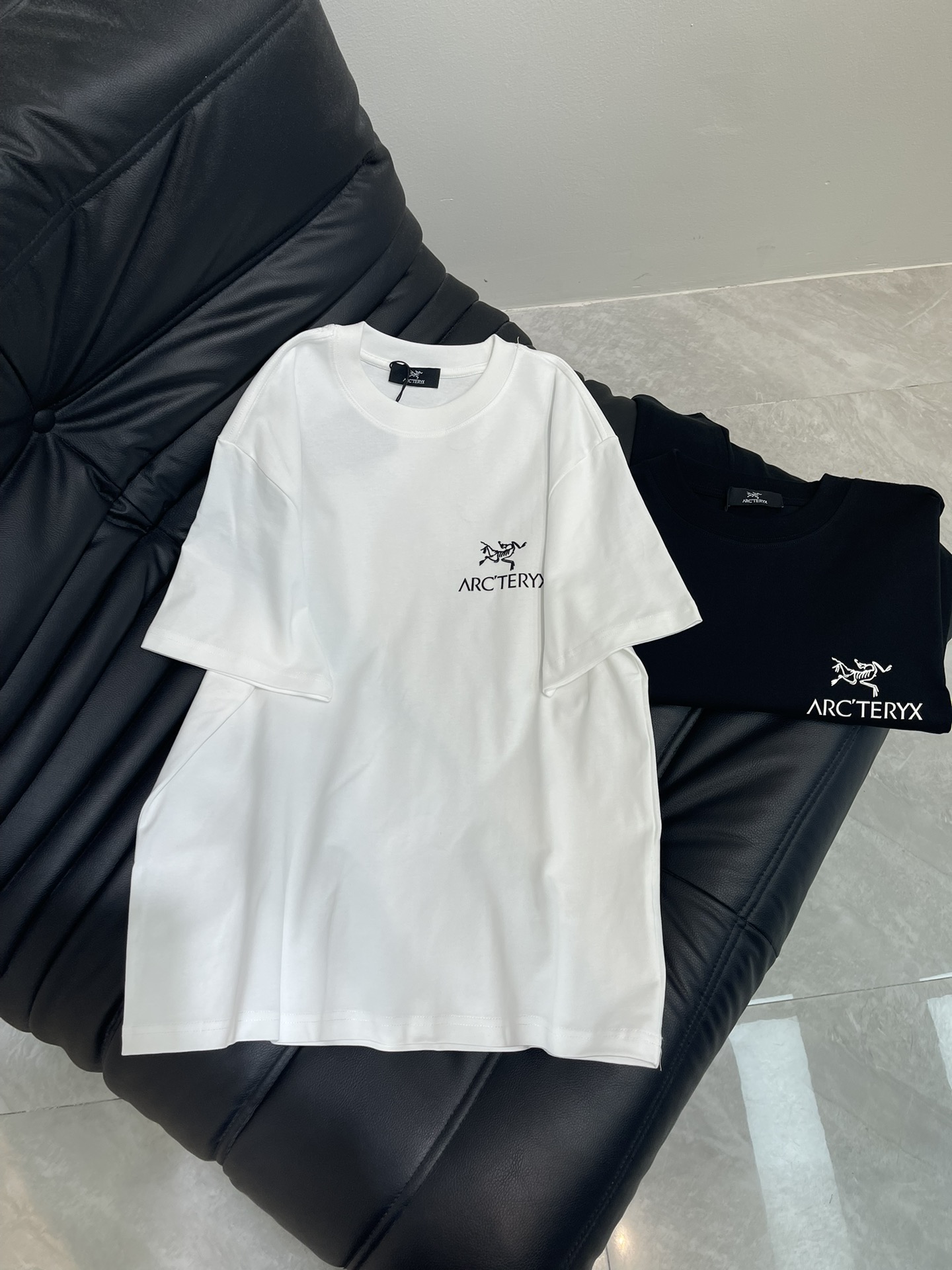 NO:334675,ARCTERY* Archaeopteryx 25 new Bird's micro-label short-sleeved T-shirt. All cotton fabric, soft fabric, skin-friendly and comfortable. The thick printed micro-label pattern on the chest and the cross-border copy logo design on the back are more iconic. A high-end clothing item that combines fashion design and exquisite craftsmanship. It cleverly combines the brand's iconic elements with modern trends, showing the unique brand charm and the wearer's personality style. The same style as men and women!  S-XL, jil sanderarc'teryx, T-shirt,tees, t-shirt,alexander wang19860909ARCTERY*始祖鸟25新款鸟家微标短袖T恤.全棉面料,面料柔软,亲肤舒适.胸前厚版印花微标图案、后背十字文案标识设计,比较有标志性.一款融合了时尚设计与精湛工艺的高端服饰单品,它巧妙地将品牌标志性的元素与现代潮流趋势相结合,展现了独特的品牌魅力与穿着者的个性风采.男女同款！S-XL,,jil sanderarc'teryx,T-shirt,tees，t-shirt,alexander wang,Women's clothing