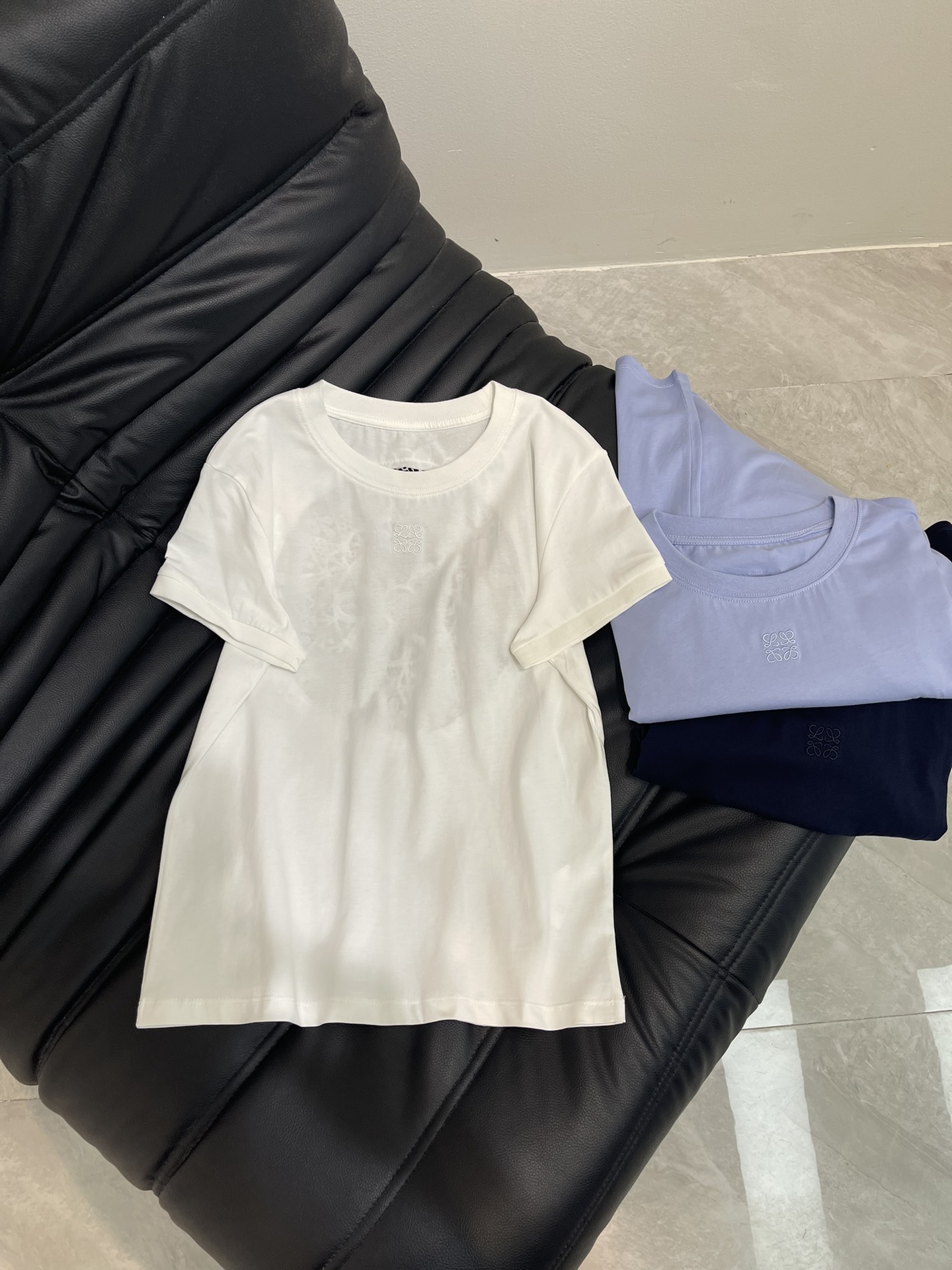 NO:334107,Loew* hollow embroidery Customized YB native cotton material Comfortable texture and easy to wear Regular T-shirt tailoring, delicate texture throughout, embroidered totem logo centered on the chest, hollowed out, embroidery paints floral logo echoes brand personality, highlights the high-end feeling of outfit, makes simple styles look personal and exquisite, and the outfit shows relaxed tone, light luxury and fashionable temperament, single wear can be worn, the first choice for fashionable outfits in all seasons Customized surface accessories, accurate version, high version, 3 colors, loewe,tees, t-shirt, alexander wang19860909Loew*镂空刺绣 定制YB原生全棉材质 质感舒适 弹力好穿 常规T恤剪裁 通体细腻肌理 胸前居中刺绣图腾徽标 后背以镂空处理 刺绣绘制出花卉徽标呼应 彰显品牌个性 凸显穿搭高级感 让简单款式穿出个性精致 穿搭尽显松弛调性 轻奢时髦气质 单穿叠穿均可 四季时尚穿搭首选 定制面辅料 认准版本 高版本 3色,,loewe,tees，t-shirt,alexander wang,Women's clothing