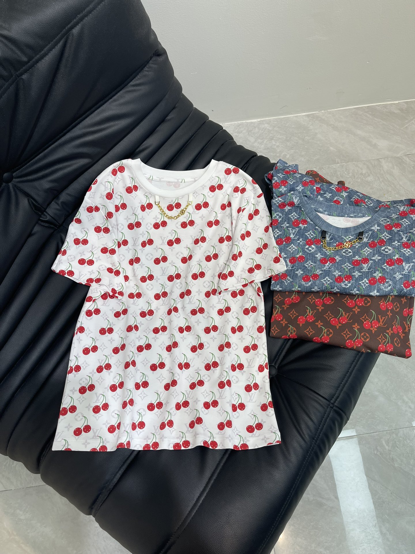 NO:334110,Louis Vuitto*25 spring and summer new active printed cherry short-sleeved T-shirt custom made cotton fabric very comfortable SML running volume price, louis vuitton, T-shirt,tees, t-shirt,alexander wang19860909Louis Vuitto*25春夏新款活性印花樱桃短袖T恤 定制纯棉面料 舒适性很强 SML跑量价,,louis vuitton,T-shirt,tees，t-shirt,alexander wang,Women's clothing