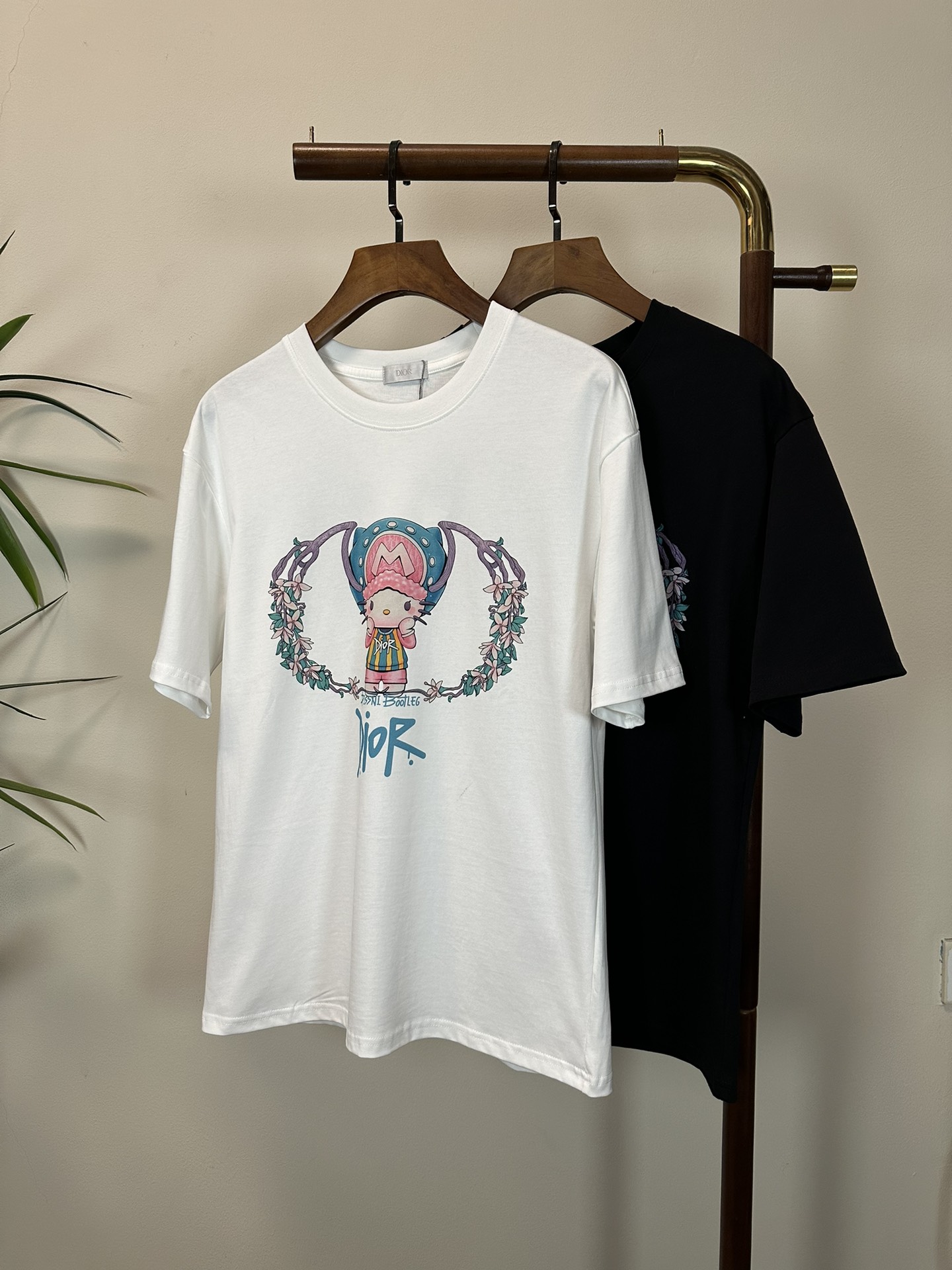 NO:471523,DIOR 2025 new round neck short-sleeved T-shirt high-end version!  Customized fabrics for counters are breathable and comfortable, with impeccable details, and the brand element design concept reflects high quality. The feel is delicate and soft!  It is casually cut, with a great upper body style!  Code number M-3XL, dior, dior, T-shirt,tees, t-shirt,alexander wang19860909DIOR 迪奥 2025新款 圆领 短袖 T恤 高端版本！专柜定制面料 透气舒适度高,细节无可挑剔,品牌元素设计理念,体现高品质.手感细腻柔软！呈现休闲裁剪,上身版型超赞！ 码数M-3XL,,dior,dior,T-shirt,tees，t-shirt,alexander wang,Men's clothing