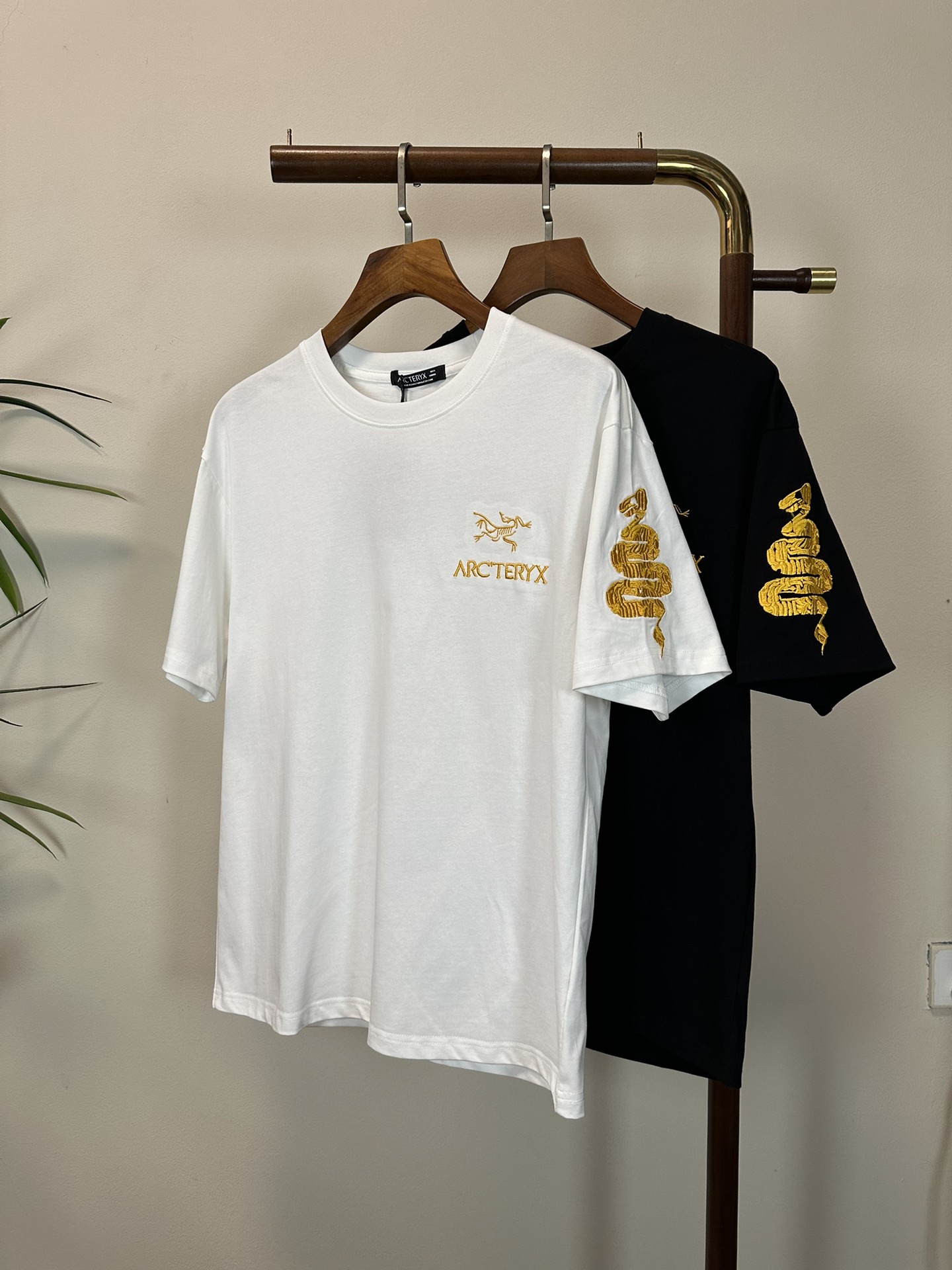 NO:471536,ARC Archaeopteryx 2025 new round neck short-sleeved T-shirt high-end version!  Customized fabrics for counters are breathable and comfortable, with impeccable details, and the brand element design concept reflects high quality. The feel is delicate and soft!  It is casually cut, with a great upper body style!  Code number M-3XL, arc'teryx, T-shirt,tees, t-shirt,alexander wang19860909ARC 始祖鸟 2025新款 圆领 短袖 T恤 高端版本！专柜定制面料 透气舒适度高,细节无可挑剔,品牌元素设计理念,体现高品质.手感细腻柔软！呈现休闲裁剪,上身版型超赞！ 码数M-3XL,arc'teryx,T-shirt,tees，t-shirt,alexander wang,Men's clothing