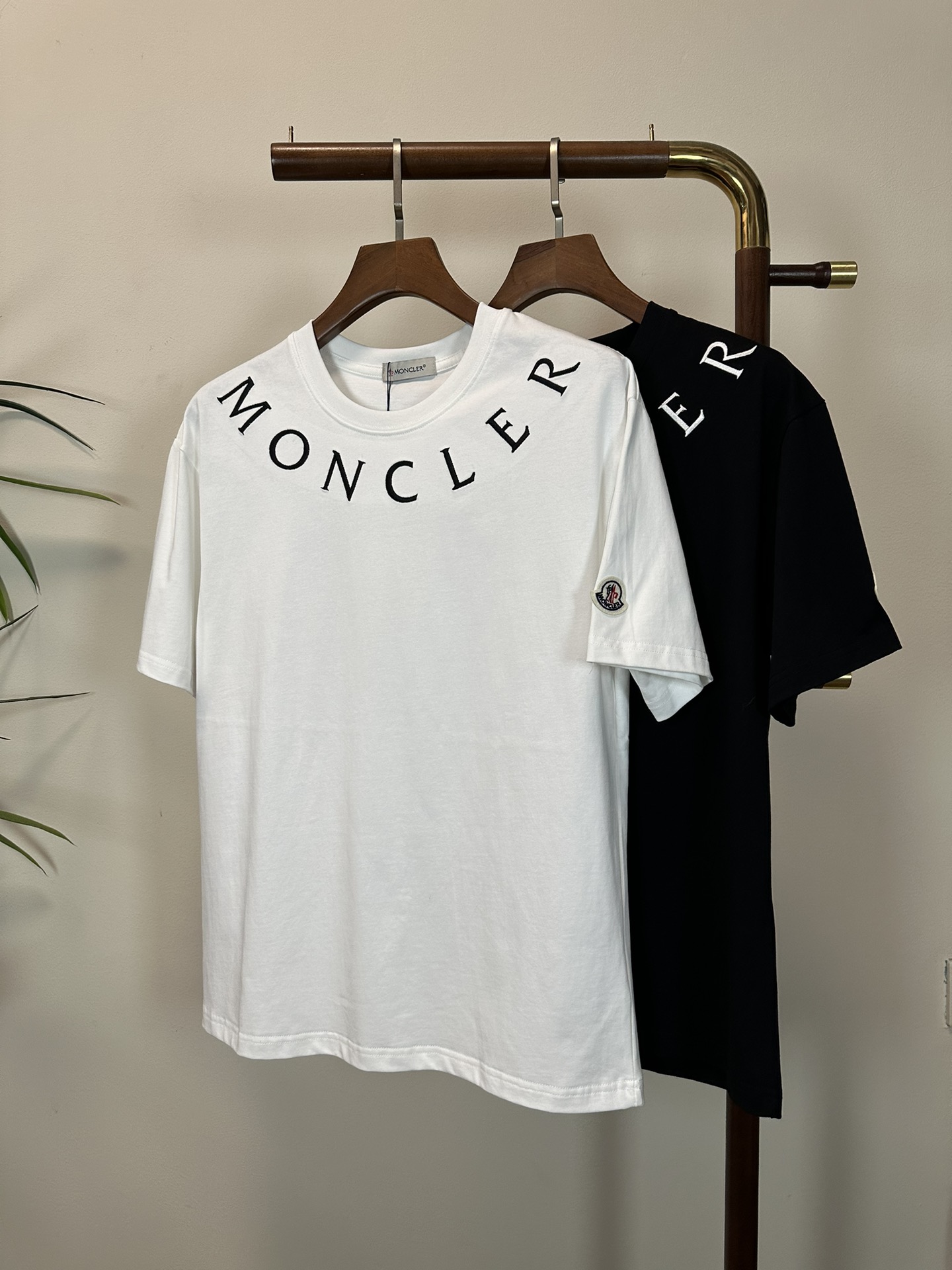 NO:471532,The new 2025 round neck short-sleeved T-shirt high-end version!  Customized fabrics for counters are breathable and comfortable, with impeccable details, and the brand element design concept reflects high quality. The feel is delicate and soft!  It is casually cut, with a great upper body style!  Code number M-3XL, Moncler, T-shirt,tees, t-shirt,alexander wang19860909蒙口 2025新款 圆领 短袖 T恤 高端版本！专柜定制面料 透气舒适度高,细节无可挑剔,品牌元素设计理念,体现高品质.手感细腻柔软！呈现休闲裁剪,上身版型超赞！ 码数M-3XL,,Moncler,T-shirt,tees，t-shirt,alexander wang,Men's clothing