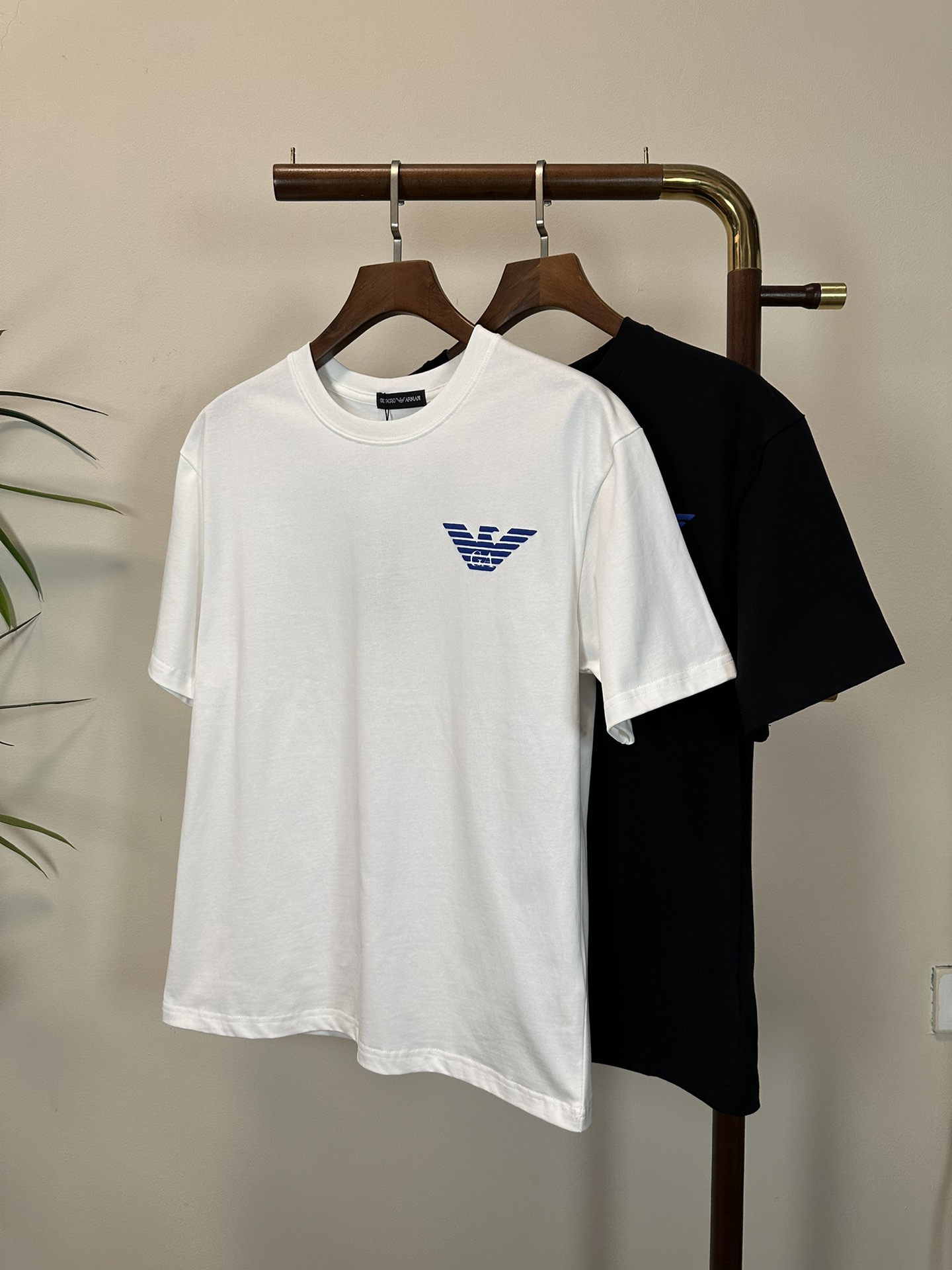 NO:471573,Armani 2025 new round neck short-sleeved T-shirt high-end version!  Customized fabrics for counters are breathable and comfortable, with impeccable details, and the brand element design concept reflects high quality. The feel is delicate and soft!  It is casually cut, with a great upper body style!  Code number M-3XL, Armani, T-shirt,tees, t-shirt,alexander wang19860909阿玛尼 2025新款 圆领 短袖 T恤 高端版本！专柜定制面料 透气舒适度高,细节无可挑剔,品牌元素设计理念,体现高品质.手感细腻柔软！呈现休闲裁剪,上身版型超赞！ 码数M-3XL,,armani,T-shirt,tees，t-shirt,alexander wang,Men's clothing