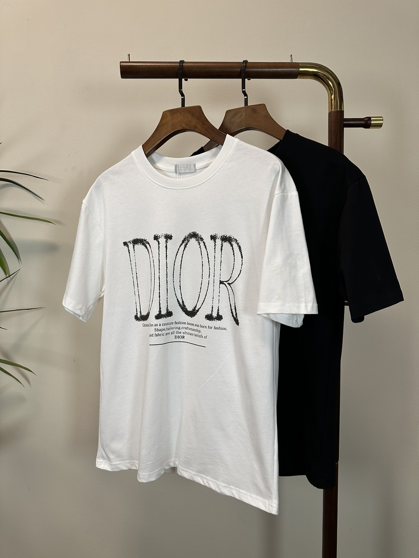 NO:471567,DIOR 2025 new round neck short-sleeved T-shirt high-end version!  Customized fabrics for counters are breathable and comfortable, with impeccable details, and the brand element design concept reflects high quality. The feel is delicate and soft!  It is casually cut, with a great upper body style!  Code number M-3XL, dior, T-shirt,tees, t-shirt,alexander wang19860909DIOR 2025新款 圆领 短袖 T恤 高端版本！专柜定制面料 透气舒适度高,细节无可挑剔,品牌元素设计理念,体现高品质.手感细腻柔软！呈现休闲裁剪,上身版型超赞！ 码数M-3XL,,dior,T-shirt,tees，t-shirt,alexander wang,Men's clothing