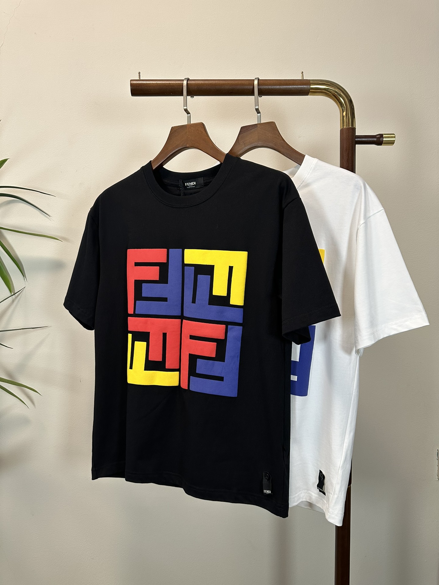 NO:471556,FD Fendi 2025 new round neck short-sleeved T-shirt high-end version!  Customized fabrics for counters are breathable and comfortable, with impeccable details, and the brand element design concept reflects high quality. The feel is delicate and soft!  It is casually cut, with a great upper body style!  Code number M-3XL, fendi, T-shirt, tees, t-shirt, alexander wang19860909FD 芬迪2025新款 圆领 短袖 T恤 高端版本！专柜定制面料 透气舒适度高,细节无可挑剔,品牌元素设计理念,体现高品质.手感细腻柔软！呈现休闲裁剪,上身版型超赞！ 码数M-3XL,,fendi,T-shirt,tees，t-shirt,alexander wang,Men's clothing