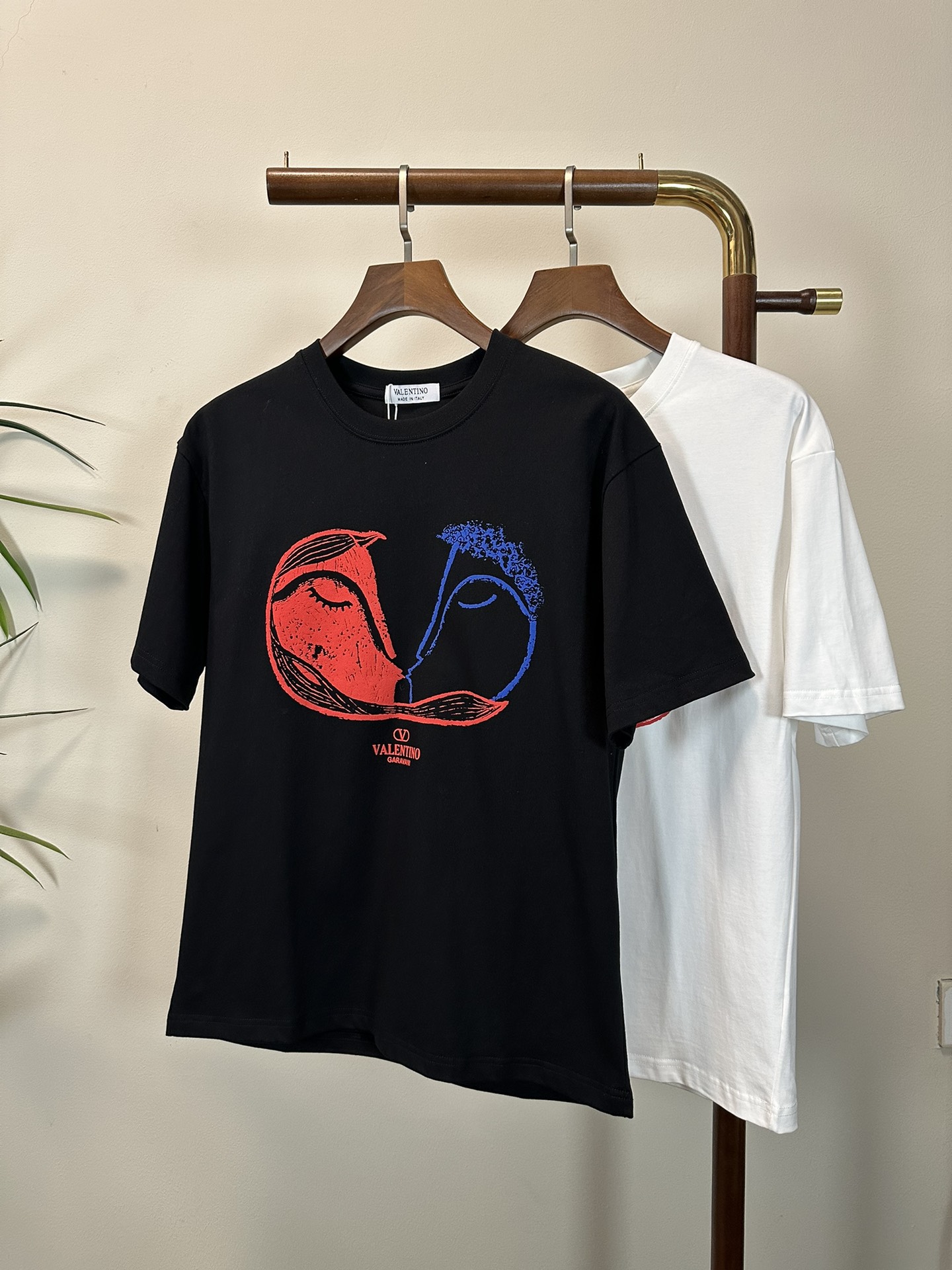 NO:471574,VLTN 2025 new round neck short-sleeved T-shirt high-end version!  Customized fabrics for counters are breathable and comfortable, with impeccable details, and the brand element design concept reflects high quality. The feel is delicate and soft!  It is casually cut, with a great upper body style!  Code number M-3XL, T-shirt,tees,t-shirt,alexander wang19860909VLTN 2025新款 圆领 短袖 T恤 高端版本！专柜定制面料 透气舒适度高,细节无可挑剔,品牌元素设计理念,体现高品质.手感细腻柔软！呈现休闲裁剪,上身版型超赞！ 码数M-3XL,,T-shirt,tees，t-shirt,alexander wang,Men's clothing