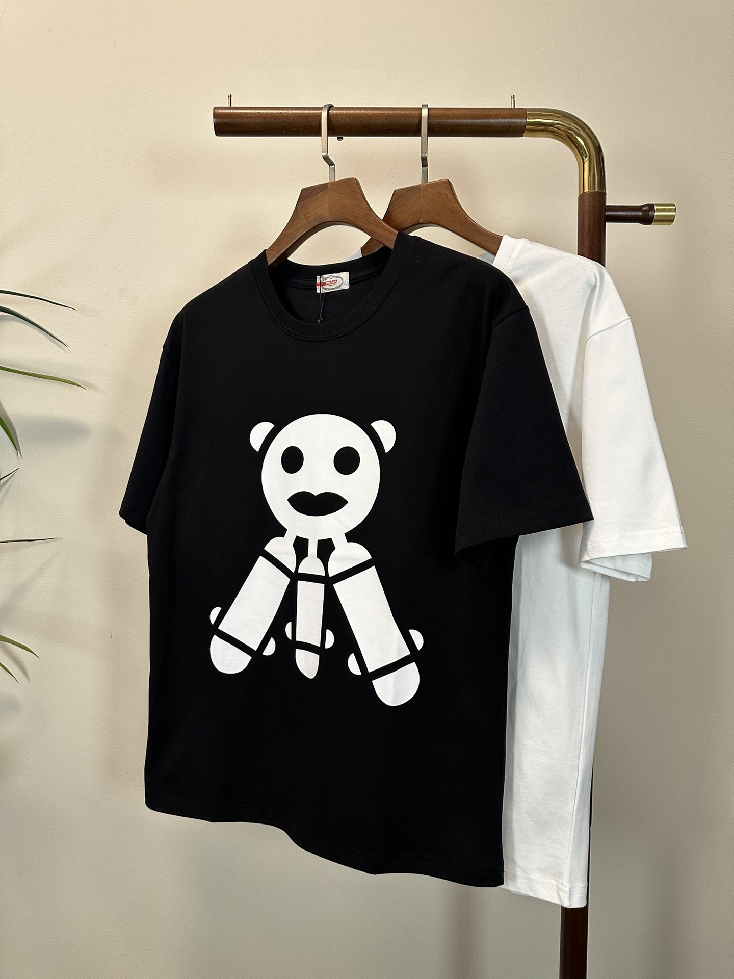 NO:471552,PRA Prada 2025 new round neck short-sleeved T-shirt high-end version!  Customized fabrics for counters are breathable and comfortable, with impeccable details, and the brand element design concept reflects high quality. The feel is delicate and soft!  It is casually cut, with a great upper body style!  Code number M-3XL, prada, prada, T-shirt,tees, t-shirt,alexander wang19860909PRA 普拉达 2025新款 圆领 短袖 T恤 高端版本！专柜定制面料 透气舒适度高,细节无可挑剔,品牌元素设计理念,体现高品质.手感细腻柔软！呈现休闲裁剪,上身版型超赞！ 码数M-3XL,,prada,prada,T-shirt,tees，t-shirt,alexander wang,Men's clothing