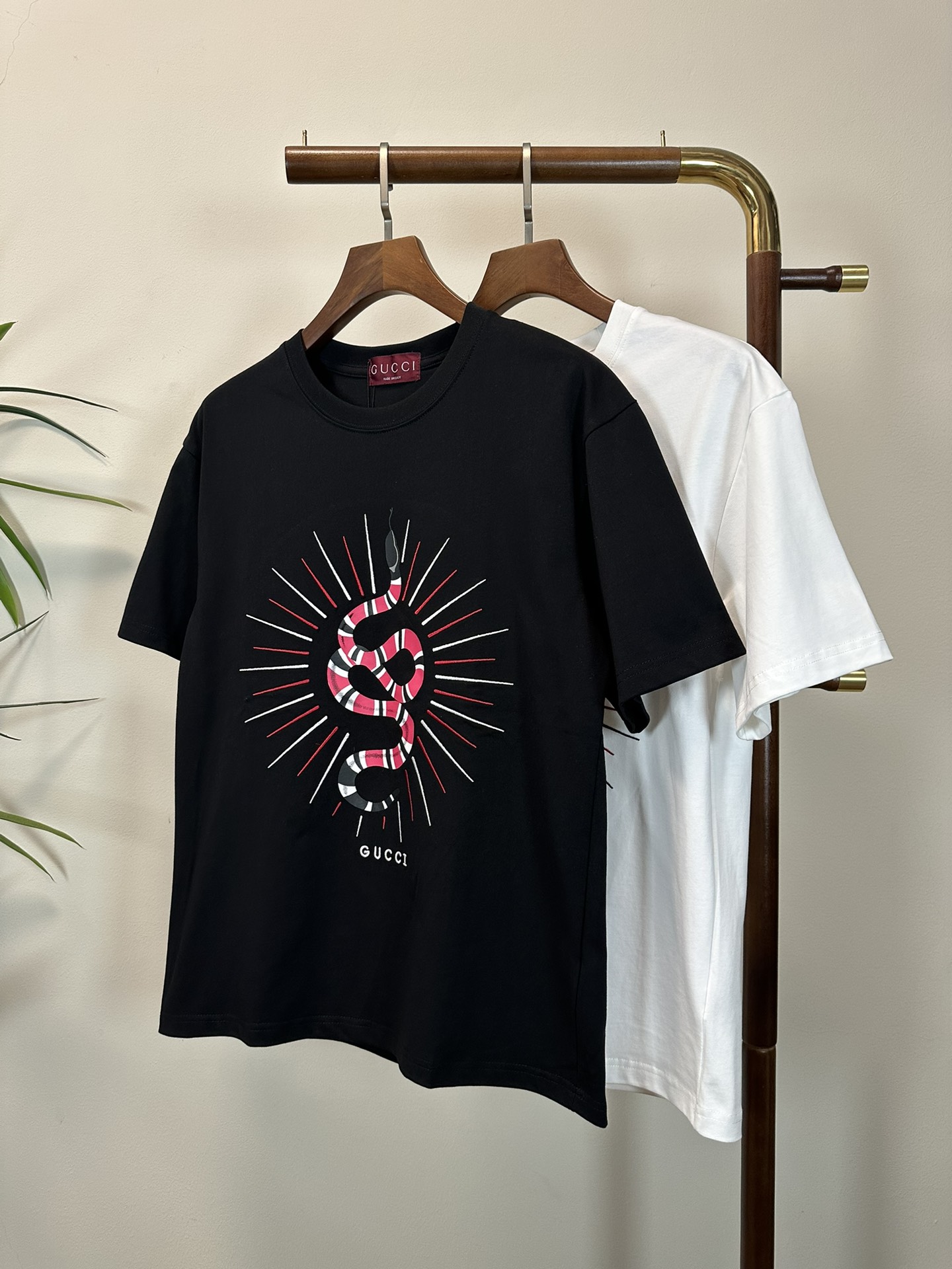 NO:471568,GU Gucci 2025 new round neck short-sleeved T-shirt high-end version!  Customized fabrics for counters are breathable and comfortable, with impeccable details, and the brand element design concept reflects high quality. The feel is delicate and soft!  It is casually cut, with a great upper body style!  Code number M-3XL, gucci, T-shirt,tees, t-shirt,alexander wang19860909GU 古驰 2025新款 圆领 短袖 T恤 高端版本！专柜定制面料 透气舒适度高,细节无可挑剔,品牌元素设计理念,体现高品质.手感细腻柔软！呈现休闲裁剪,上身版型超赞！ 码数M-3XL,,gucci,T-shirt,tees，t-shirt,alexander wang,Men's clothing