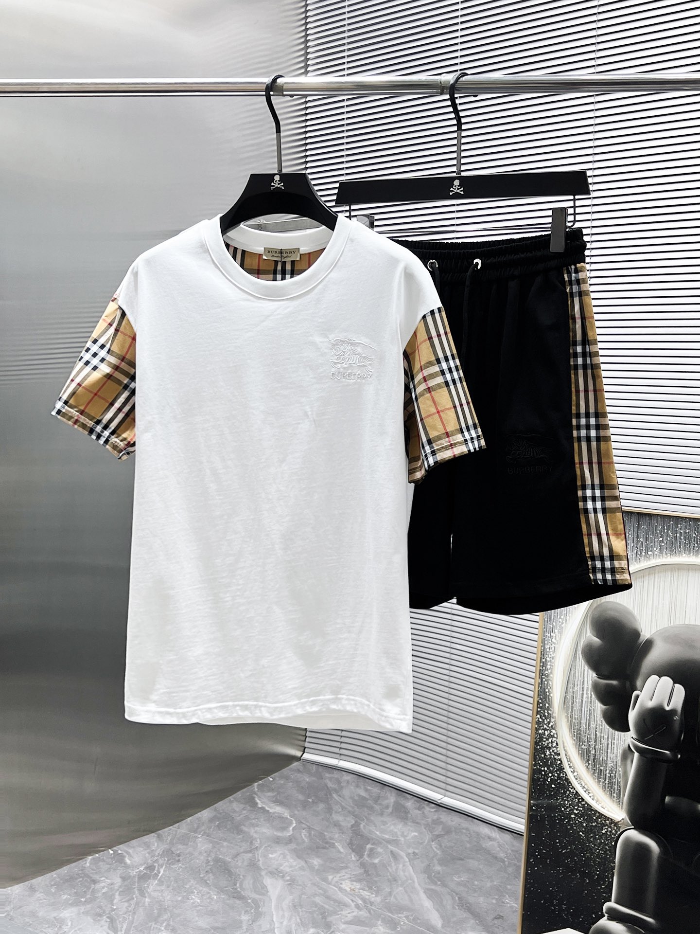 NO:431802,Burberry Burberry 2025ss Spring and Summer New Style Casual Short Sleeve Shorts Pants Set, High-end Version!  Customized fabrics for counters are breathable and comfortable, with impeccable details, and the brand element design concept reflects high quality. The feel is delicate and soft!  It is casually cut, with a great upper body style!  Code number M-3XL, burberry, burberry, shorts, T-shirt, alexander wang19860909巴宝莉 Burberry 2025ss春夏新款 休闲 短袖 短裤裤 套装,高端版本！专柜定制面料 透气舒适度高,细节无可挑剔,品牌元素设计理念,体现高品质.手感细腻柔软！呈现休闲裁剪,上身版型超赞！码数M-3XL,,burberry,burberry,shorts,T-shirt,alexander wang,Men's clothing