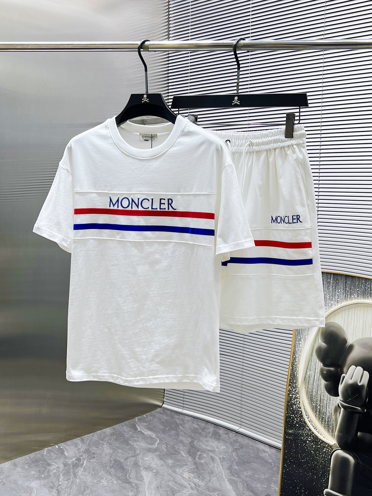 NO:431805,Moncler 2025ss Spring and Summer New Style Casual Short Sleeve Shorts Pants Set, High-end Version!  Customized fabrics for counters are breathable and comfortable, with impeccable details, and the brand element design concept reflects high quality. The feel is delicate and soft!  It is casually cut, with a great upper body style!  Code number M-3XL, Moncler, shorts, T-shirt, alexander wang19860909蒙口 moncler 2025ss春夏新款 休闲 短袖 短裤裤 套装,高端版本！专柜定制面料 透气舒适度高,细节无可挑剔,品牌元素设计理念,体现高品质.手感细腻柔软！呈现休闲裁剪,上身版型超赞！码数M-3XL,,Moncler,shorts,T-shirt,alexander wang,Men's clothing