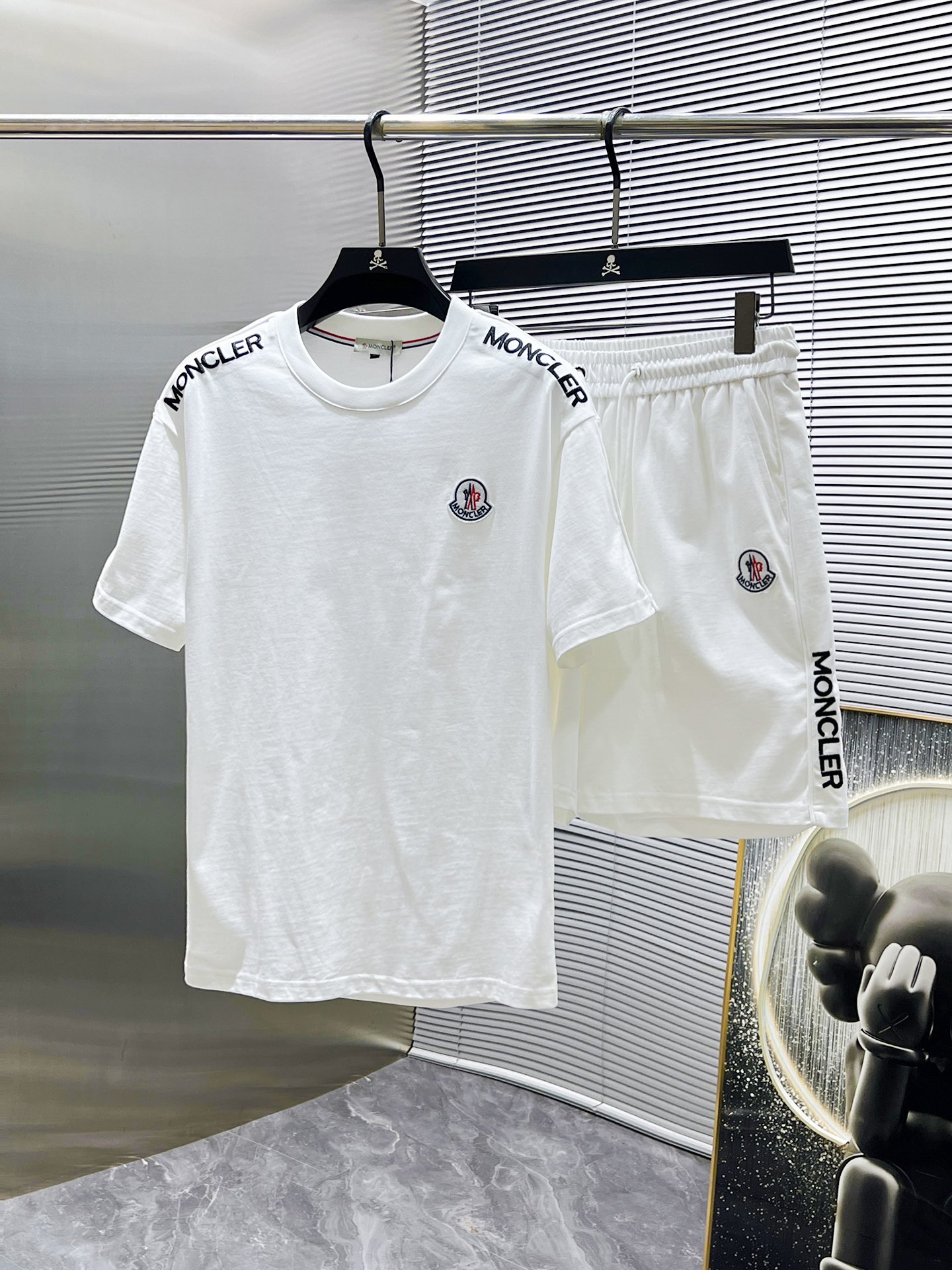 NO:431817,Moncler 2025ss Spring and Summer New Style Casual Short Sleeve Shorts Pants Set, High-end Version!  Customized fabrics for counters are breathable and comfortable, with impeccable details, and the brand element design concept reflects high quality. The feel is delicate and soft!  It is casually cut, with a great upper body style!  Code number M-3XL, Moncler, shorts, T-shirt, alexander wang19860909蒙口 moncler 2025ss春夏新款 休闲 短袖 短裤裤 套装,高端版本！专柜定制面料 透气舒适度高,细节无可挑剔,品牌元素设计理念,体现高品质.手感细腻柔软！呈现休闲裁剪,上身版型超赞！码数M-3XL,,Moncler,shorts,T-shirt,alexander wang,Men's clothing